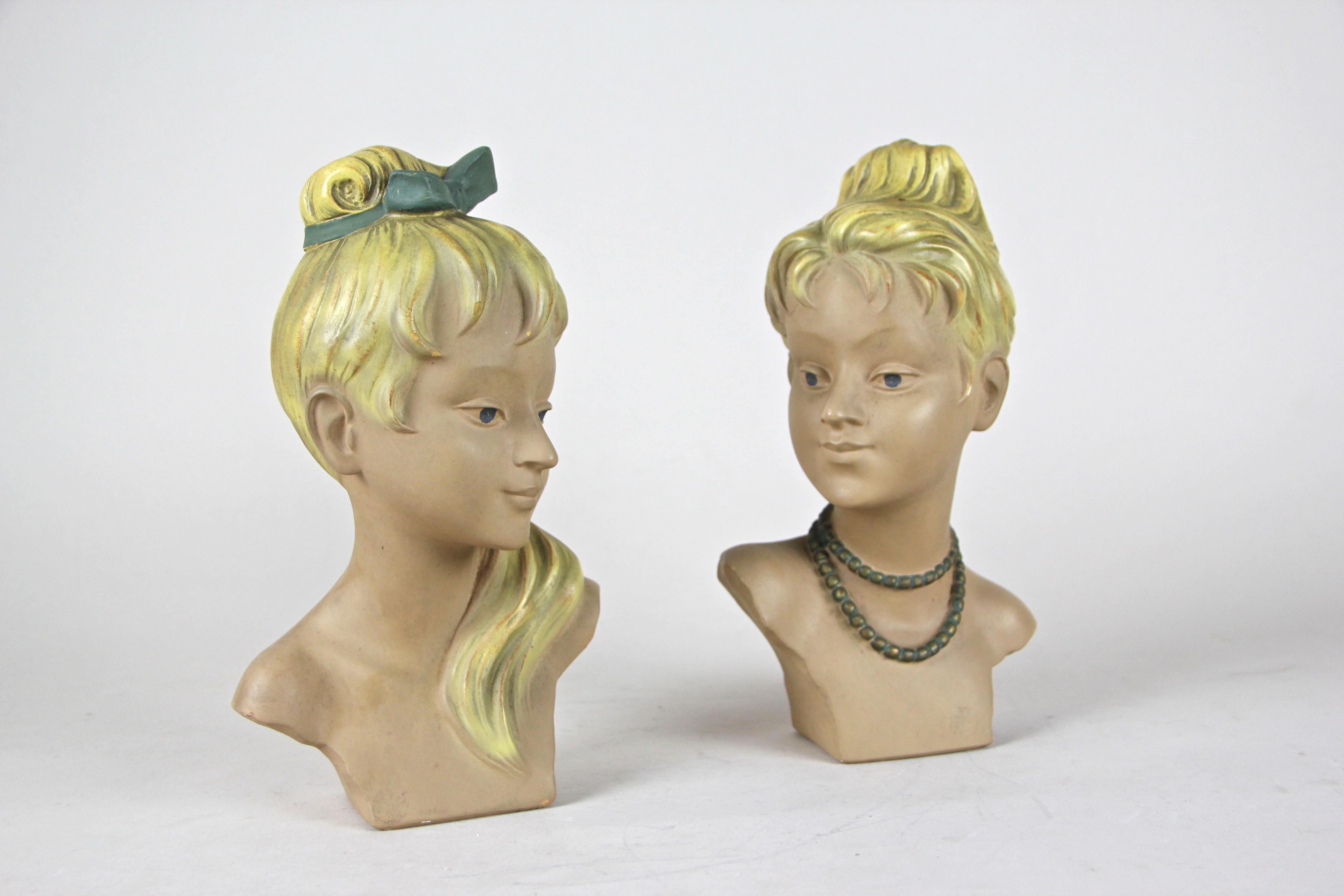 Wunderschönes Büstenpaar von Guiseppe Carli aus Italien, um 1950. Das dekorative Set aus zwei Büsten aus der Mitte des Jahrhunderts, das auf der Rückseite von G. Carli signiert ist, zeigt zwei junge Frauen in unterschiedlichen Stilen: eine trägt ihr