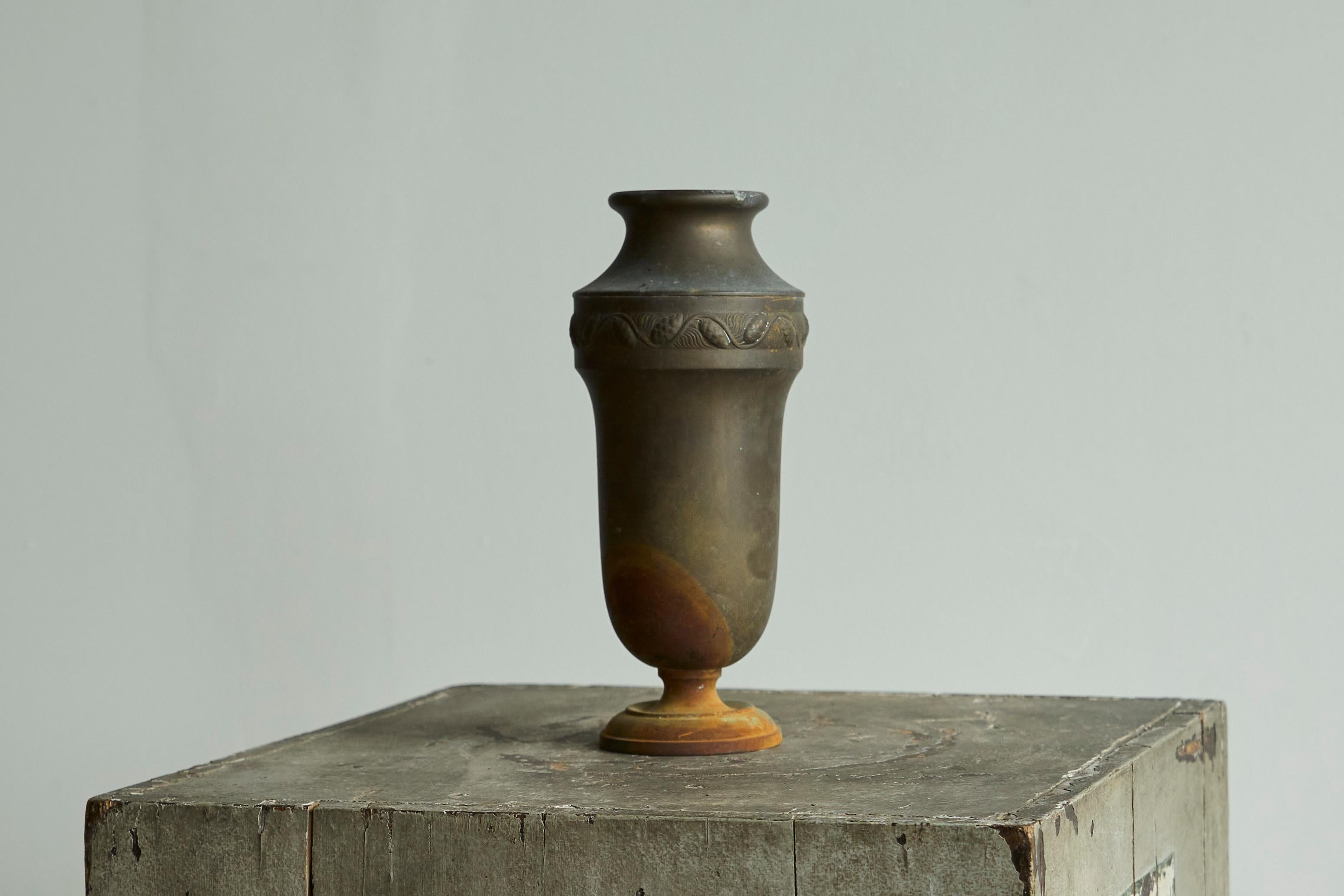 Paire de vases Art déco en métal merveilleusement patinés en vente 3