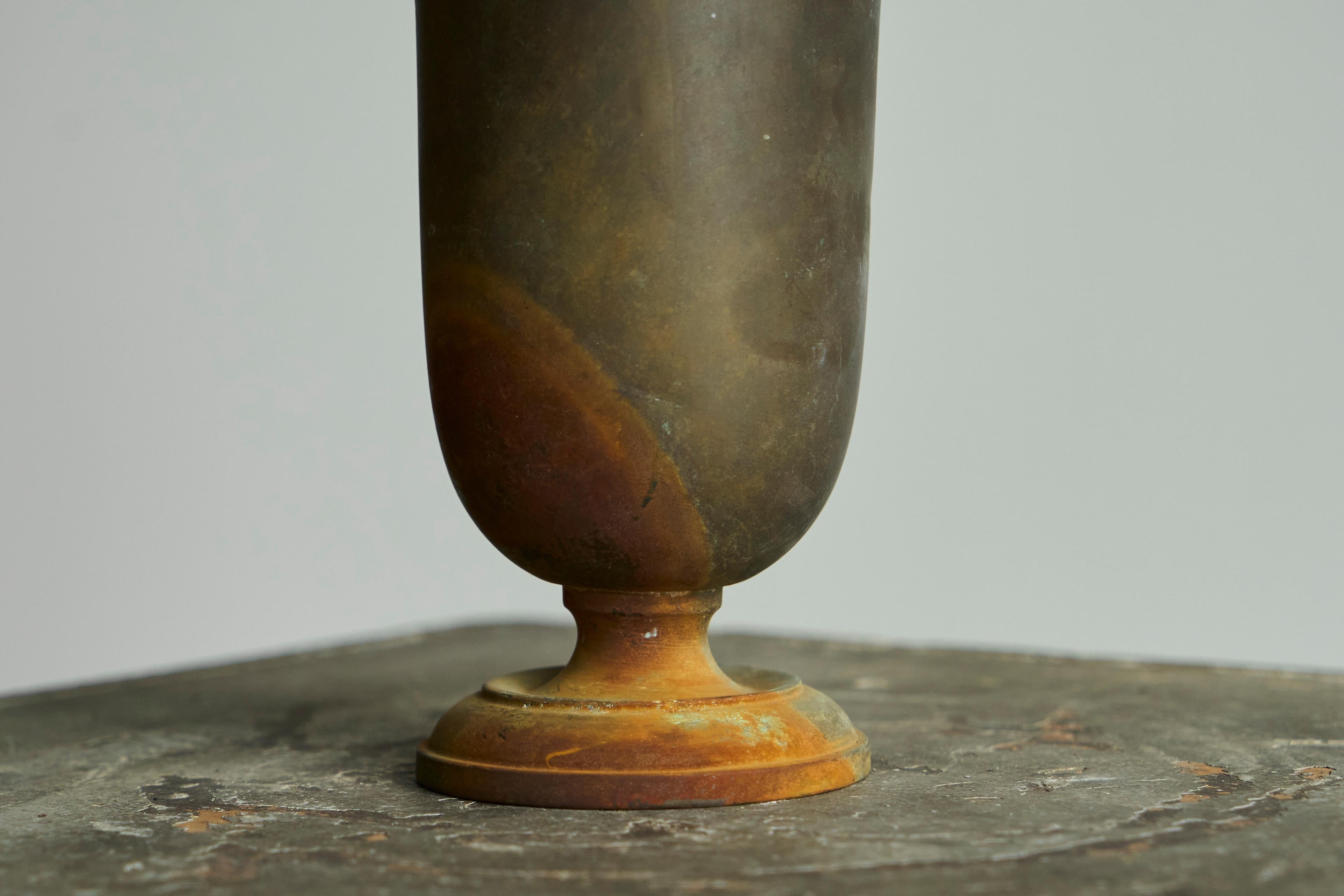 Paire de vases Art déco en métal merveilleusement patinés en vente 4