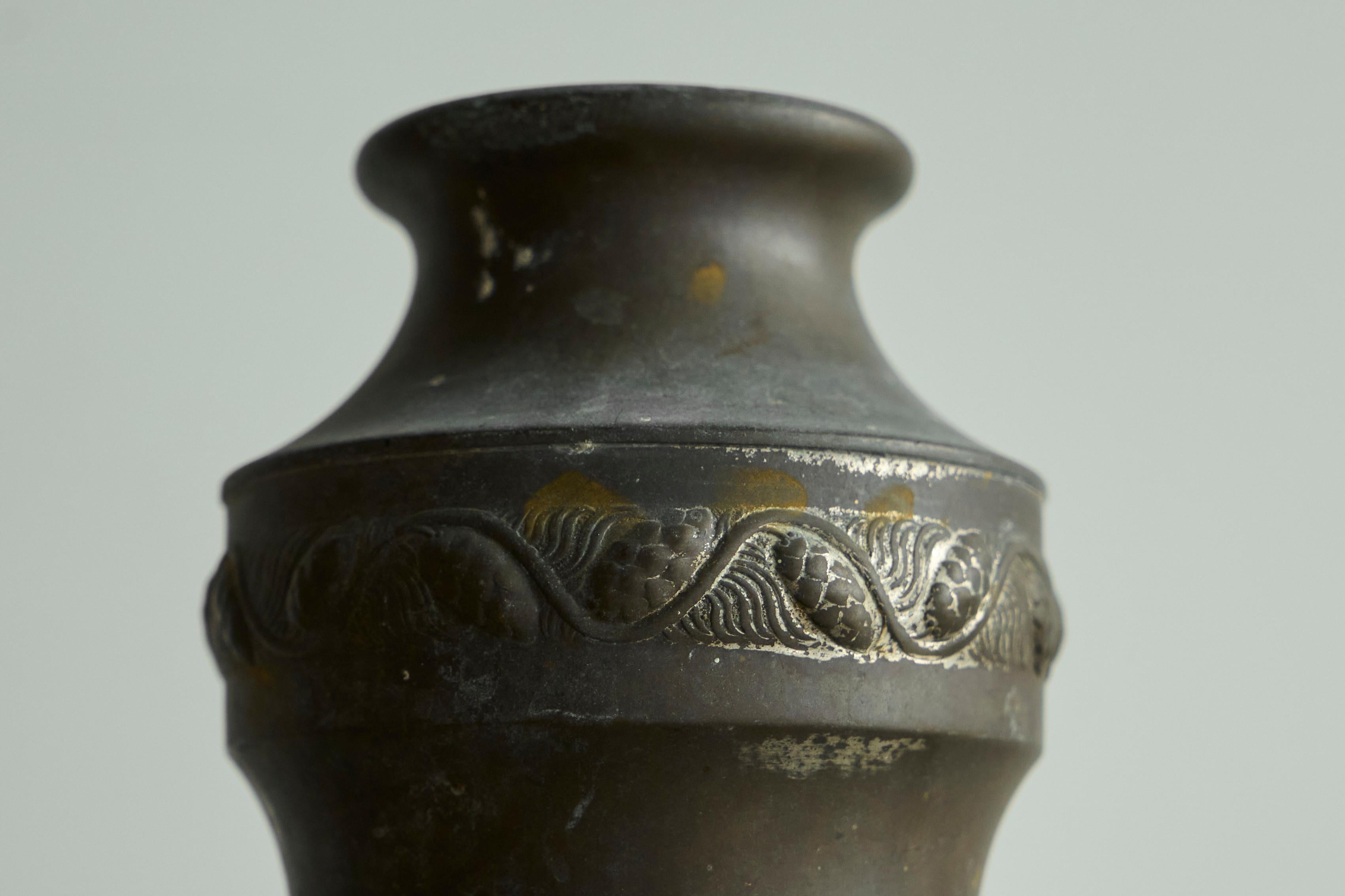 Paire de vases Art déco en métal merveilleusement patinés en vente 5