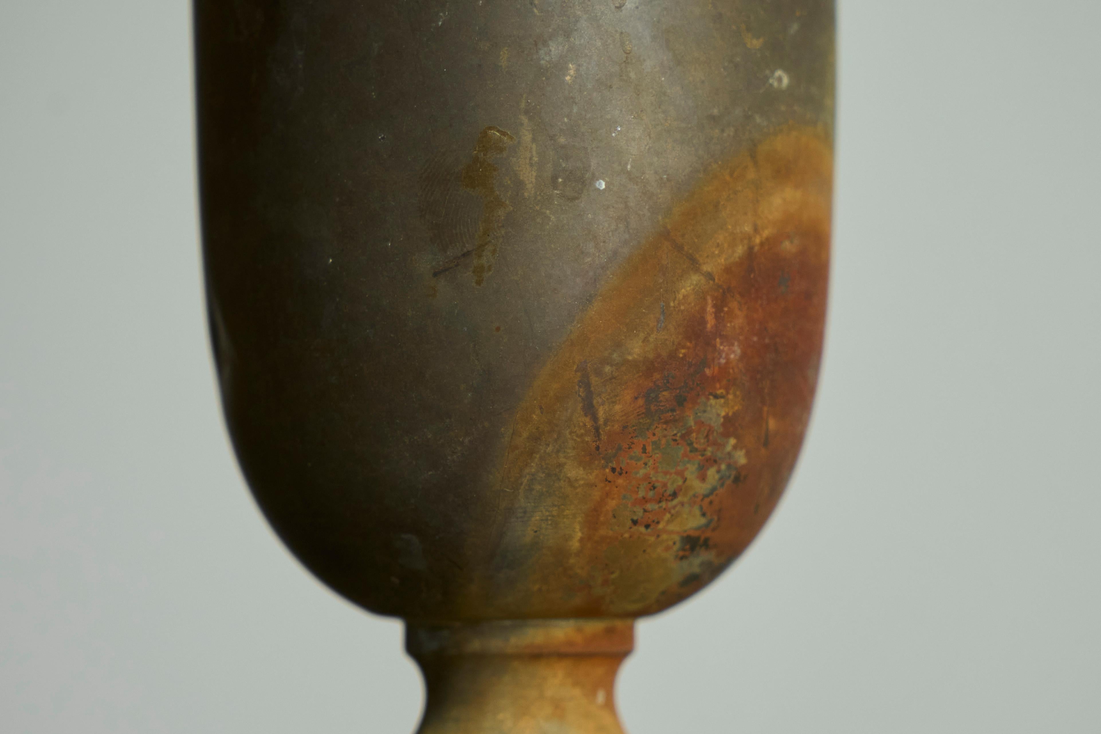 Paire de vases Art déco en métal merveilleusement patinés en vente 6