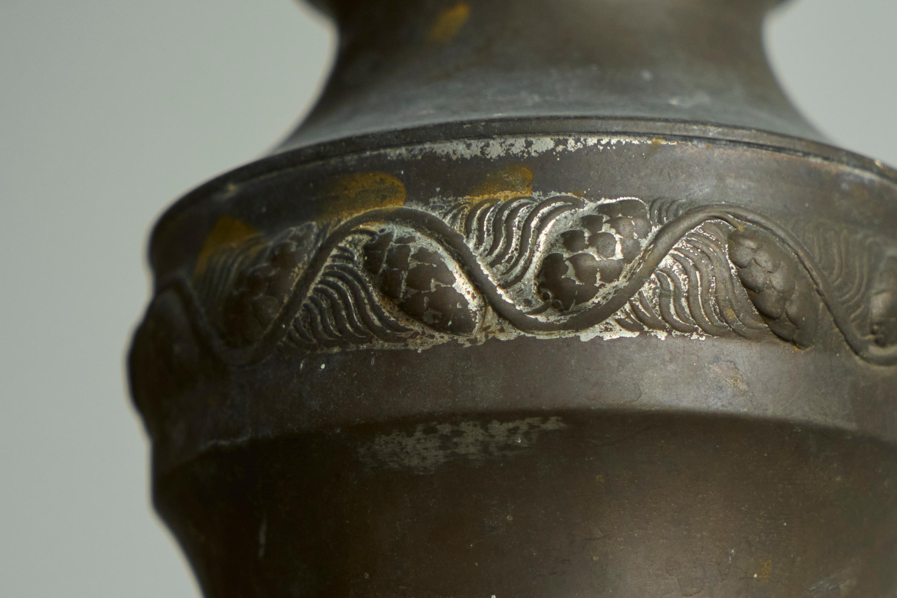 Paire de vases Art déco en métal merveilleusement patinés en vente 7