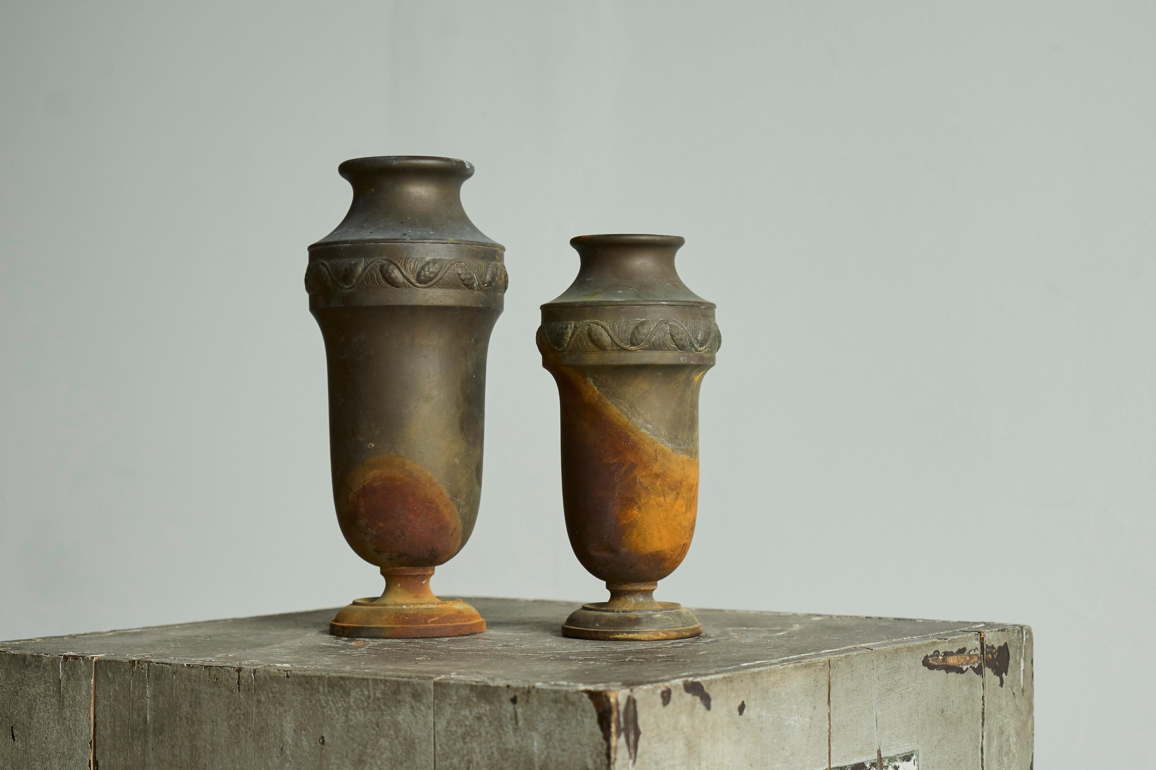 Paire de vases Art déco en métal merveilleusement patinés 

Ce sont de véritables pièces de wabi sabi. Un design magnifique, associé à une patine dont on ne peut que rêver. La patine ajoute une couche supplémentaire de profondeur à la pièce. Non