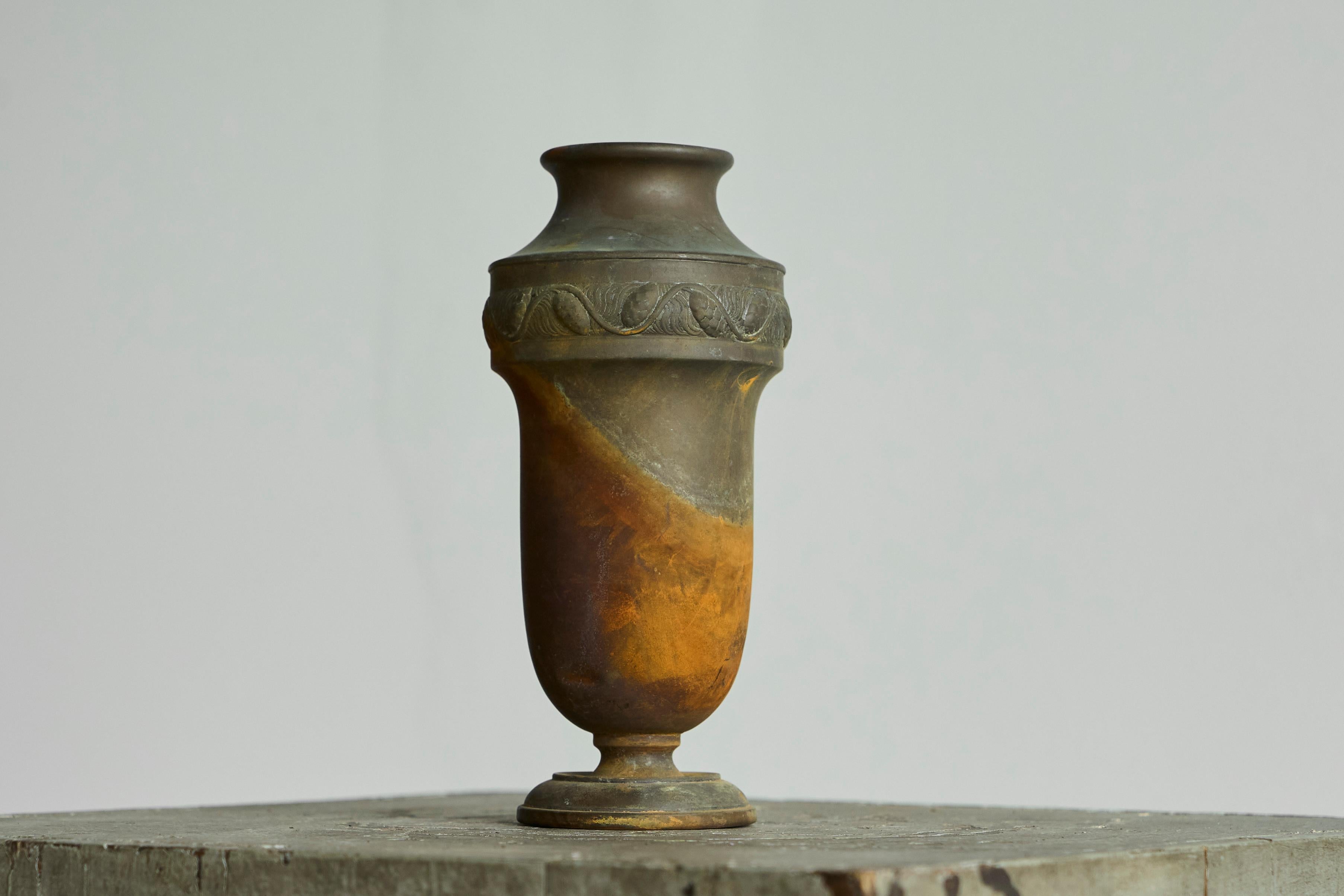 Européen Paire de vases Art déco en métal merveilleusement patinés en vente
