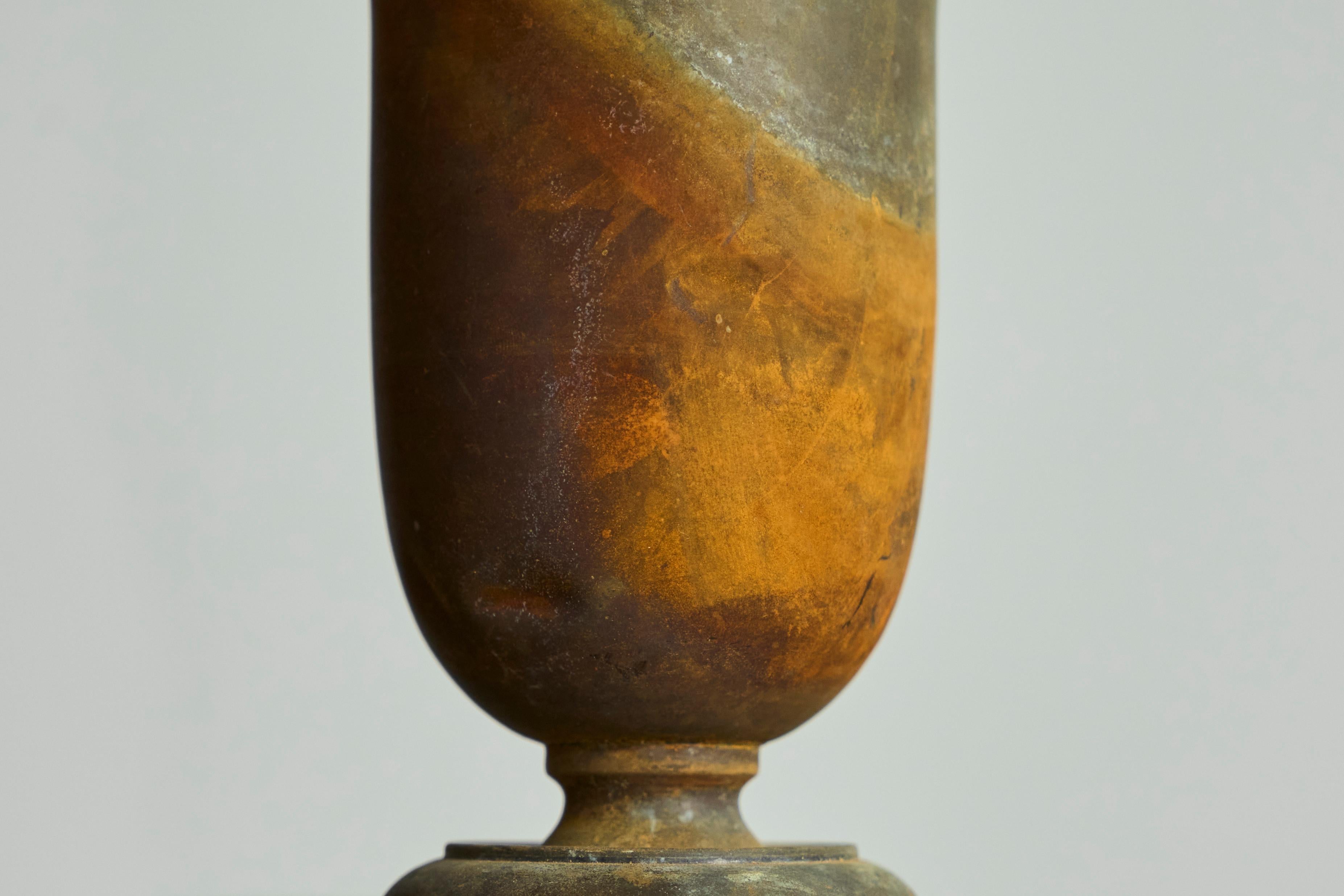 Fait main Paire de vases Art déco en métal merveilleusement patinés en vente