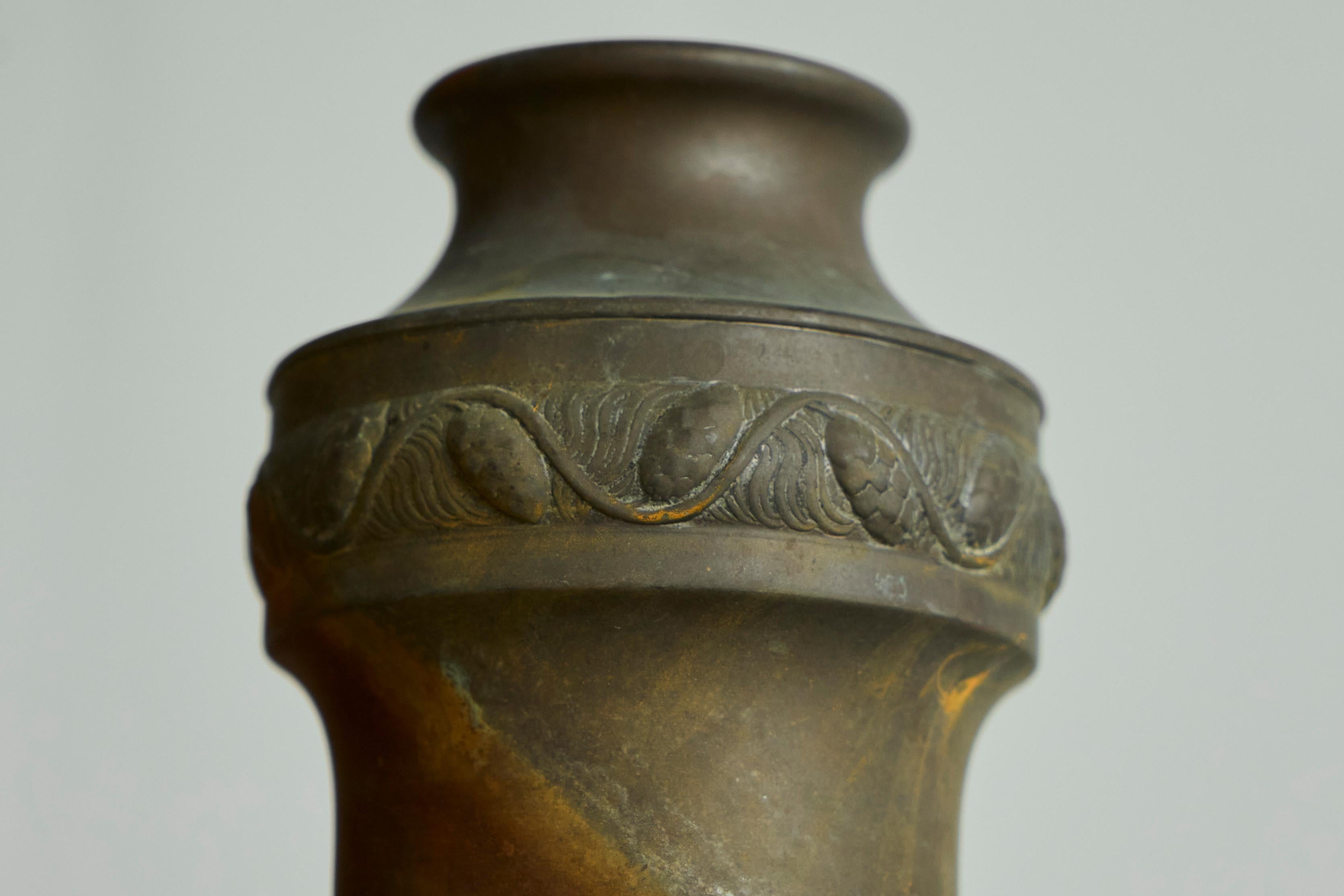 Paire de vases Art déco en métal merveilleusement patinés Bon état - En vente à Meer, VAN