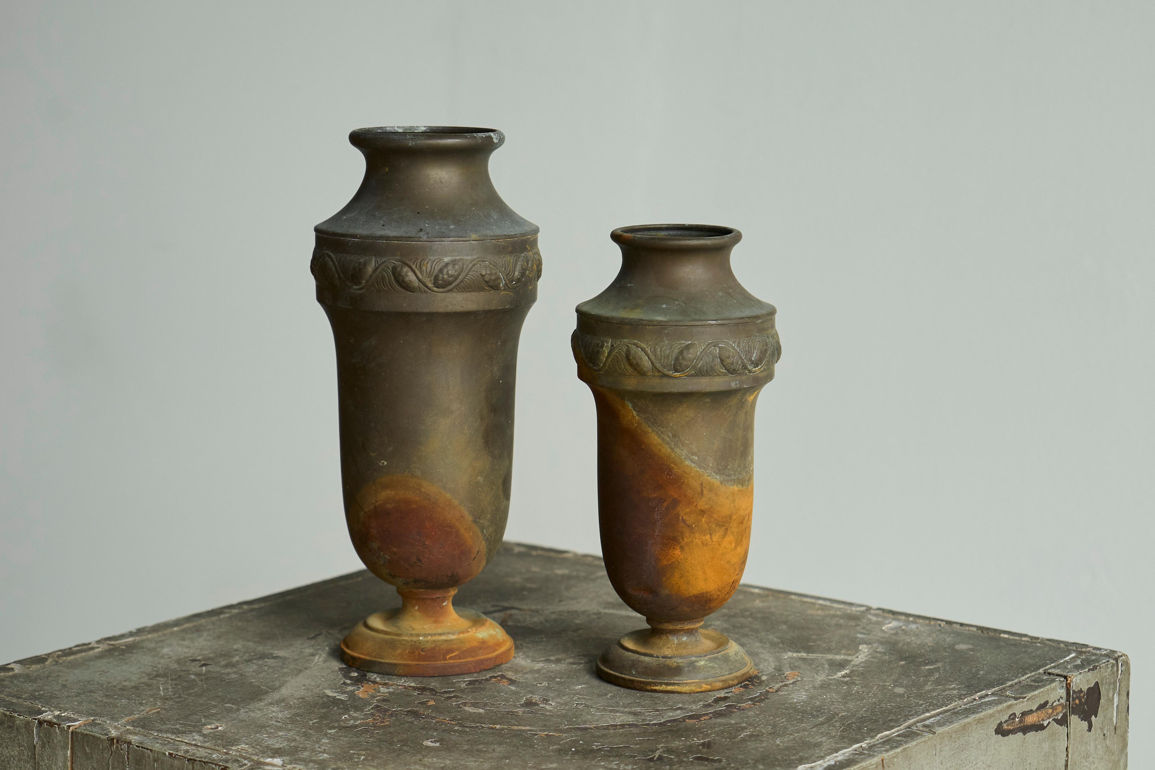 Paire de vases Art déco en métal merveilleusement patinés en vente 2