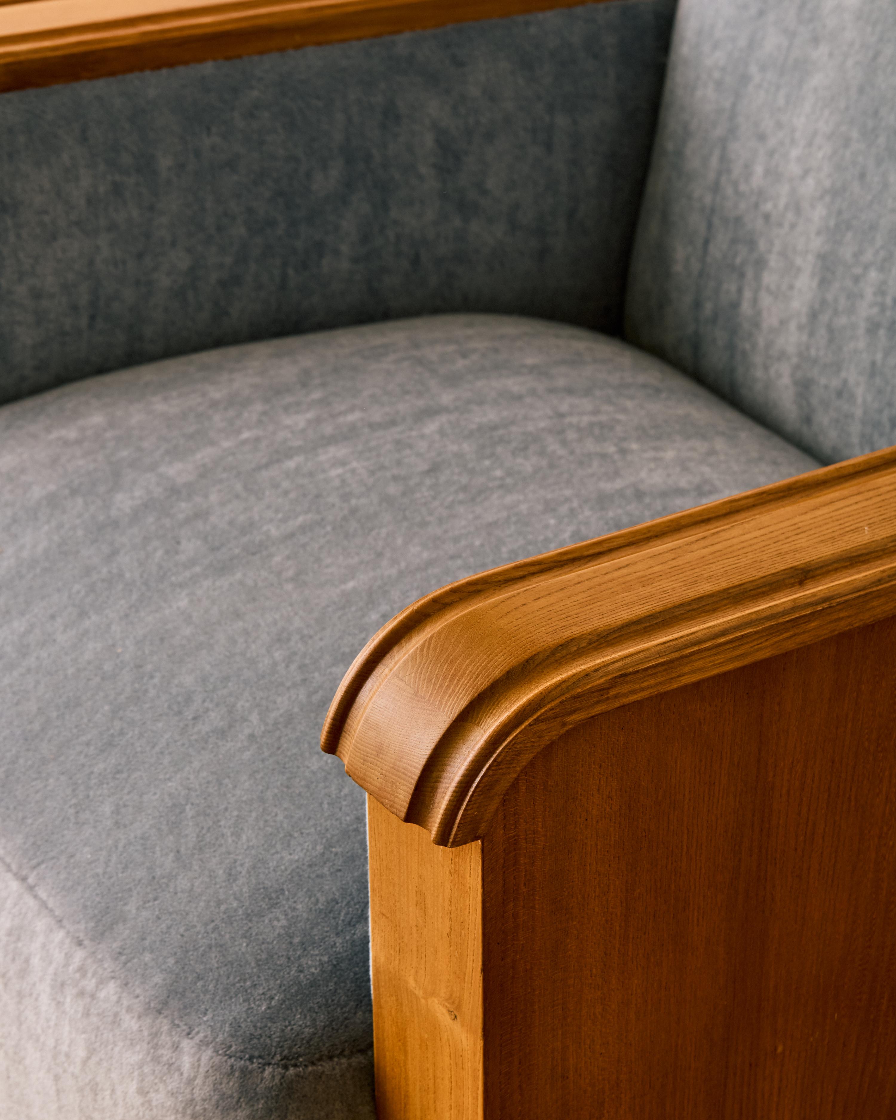 Paire de chaises longues en Wood et Mohair bleu en vente 6