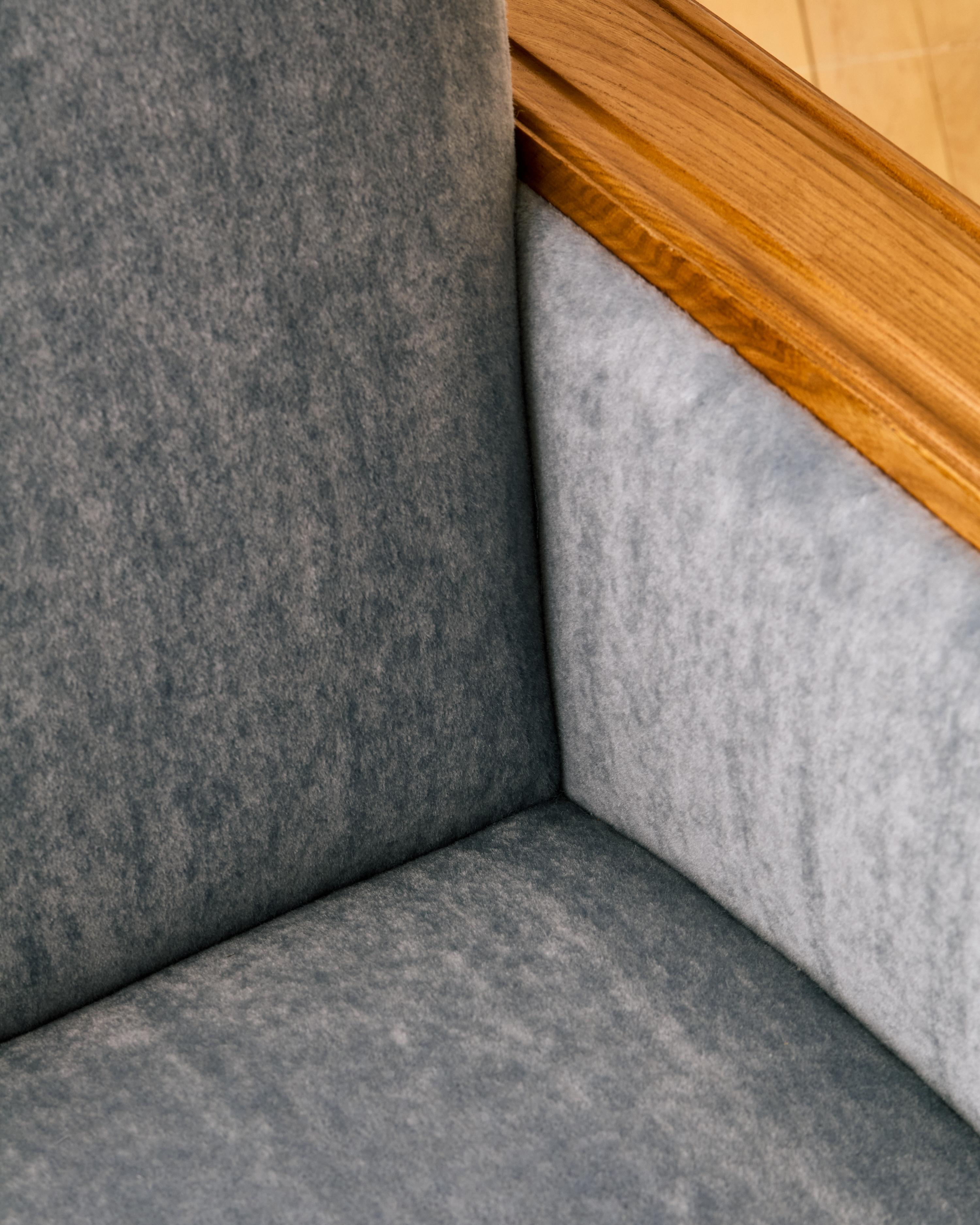 Paire de chaises longues en Wood et Mohair bleu en vente 7