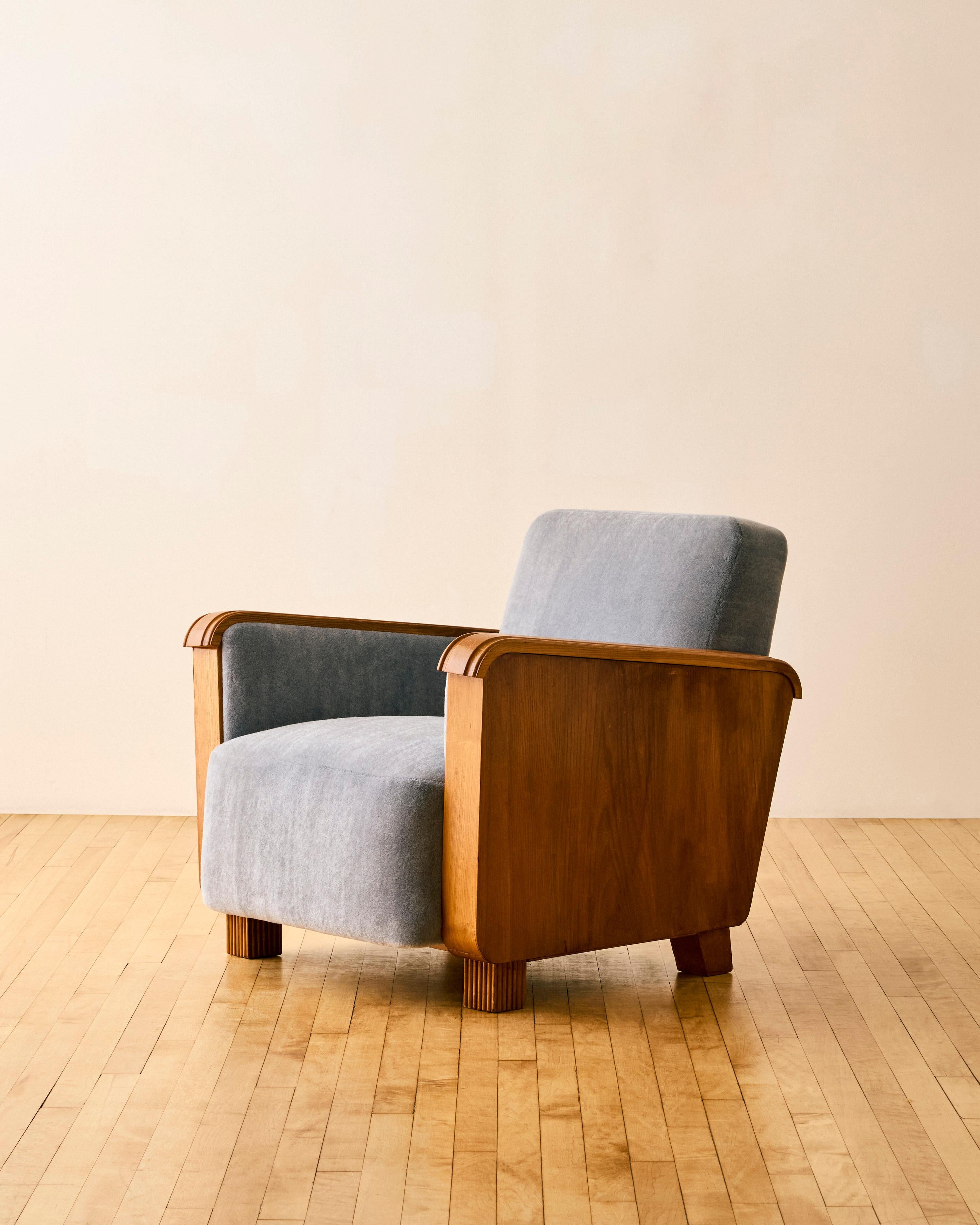 Paire de fauteuils en placage de hêtre et mohair bleu, récemment retapissés.
