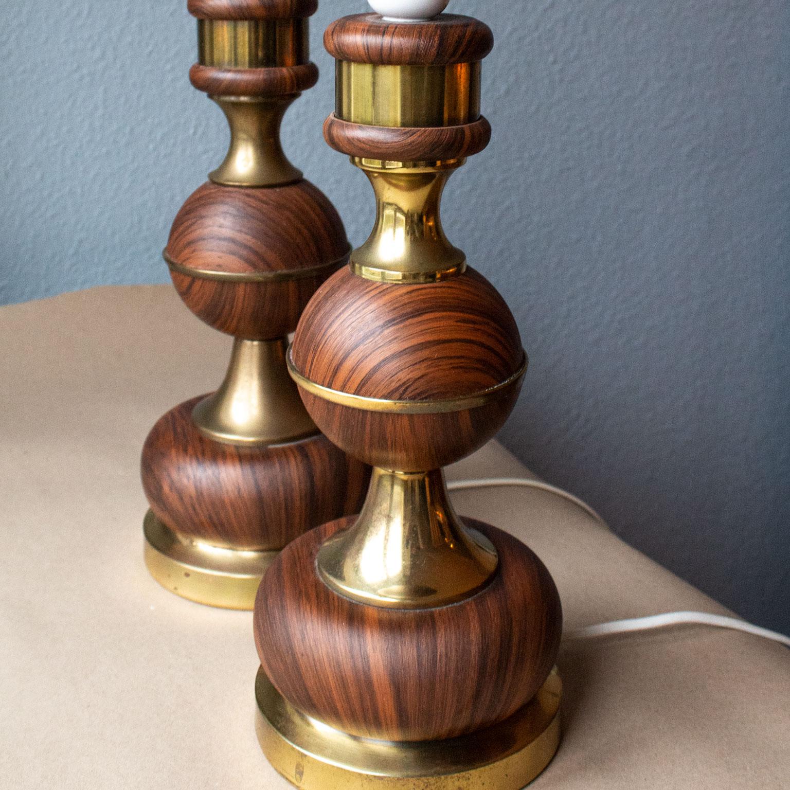Pair of Wood and Brass Table Lamps from Sweden In Good Condition For Sale In Stockholm, SE