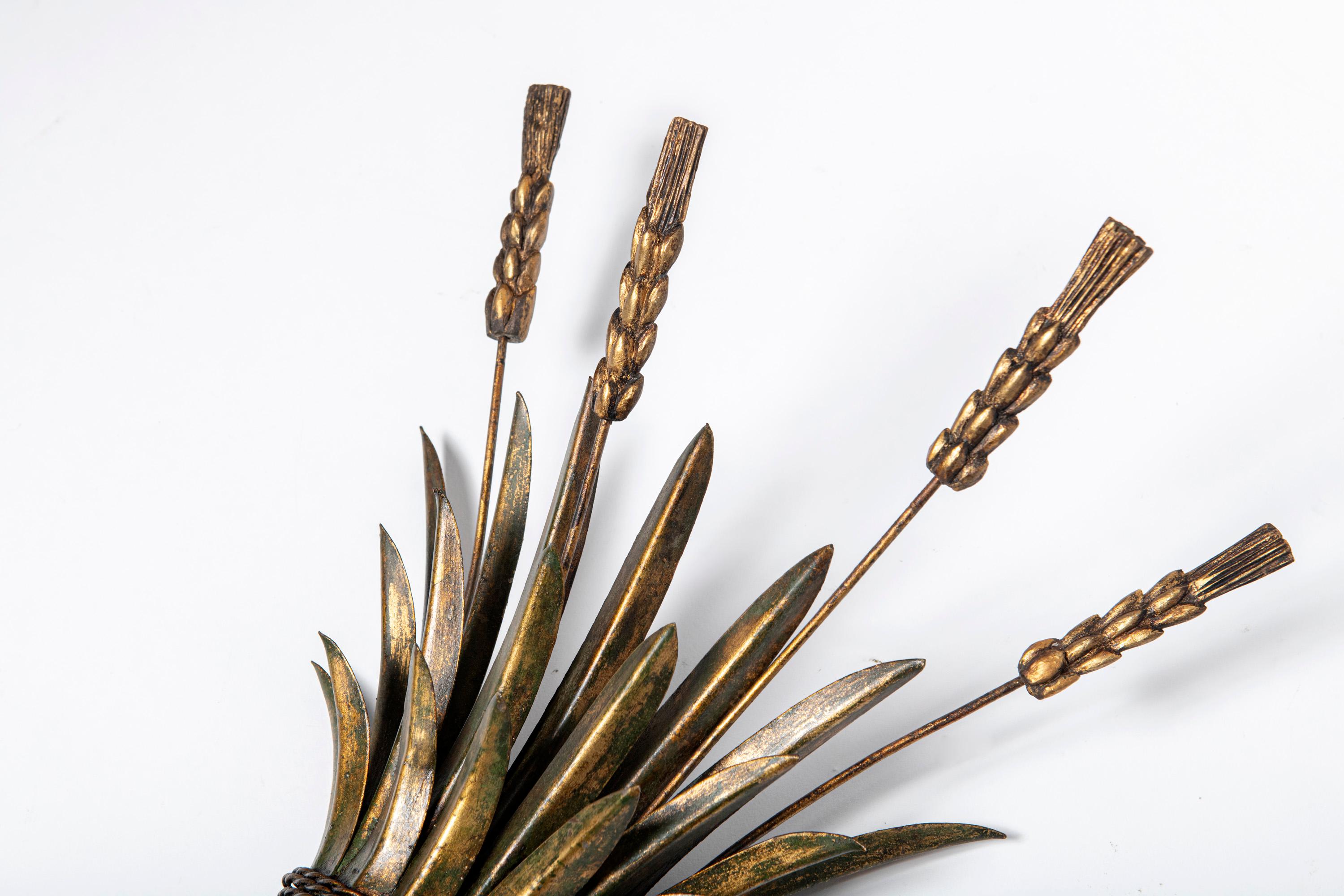 Francese Coppia di appliques in legno e bronzo attribuite alla Maison Jansen. Francia, circa 1950. in vendita