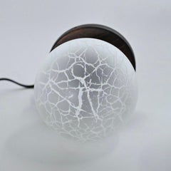 Coppia di lampade da tavolo a globo in legno e vetro crepla. Jugoslavia, circa 1970.