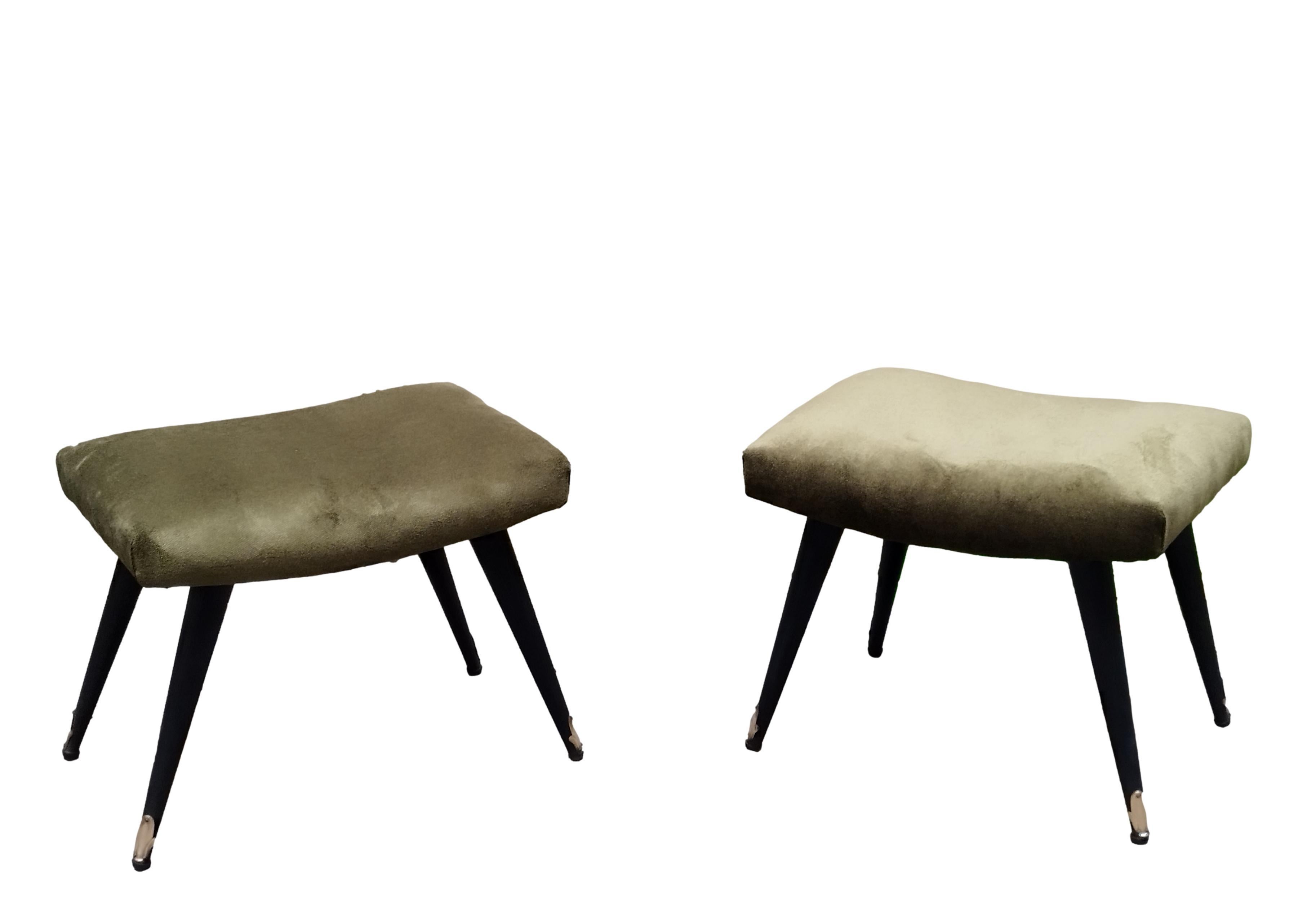Paire de bancs/tabourets avec structure en bois de noyer. La pointe des pieds est en laiton satiné. L'assise est rembourrée et la housse est en velours vert.