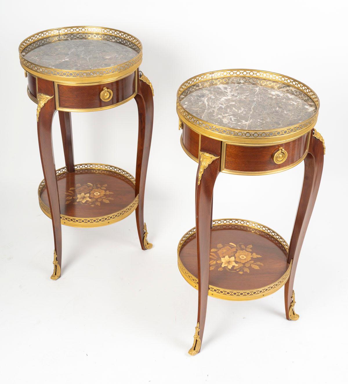 Francese Coppia di tavoli con piedistallo in Wood e bronzo dorato in stile Luigi XV. in vendita