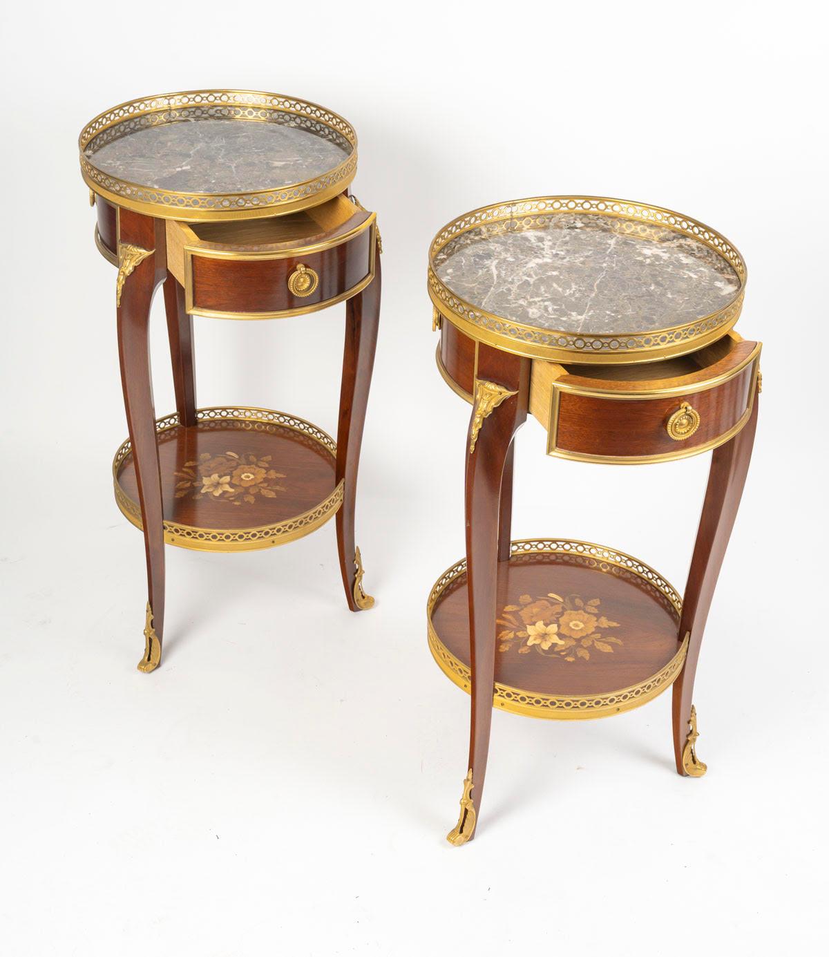 Dorato Coppia di tavoli con piedistallo in Wood e bronzo dorato in stile Luigi XV. in vendita