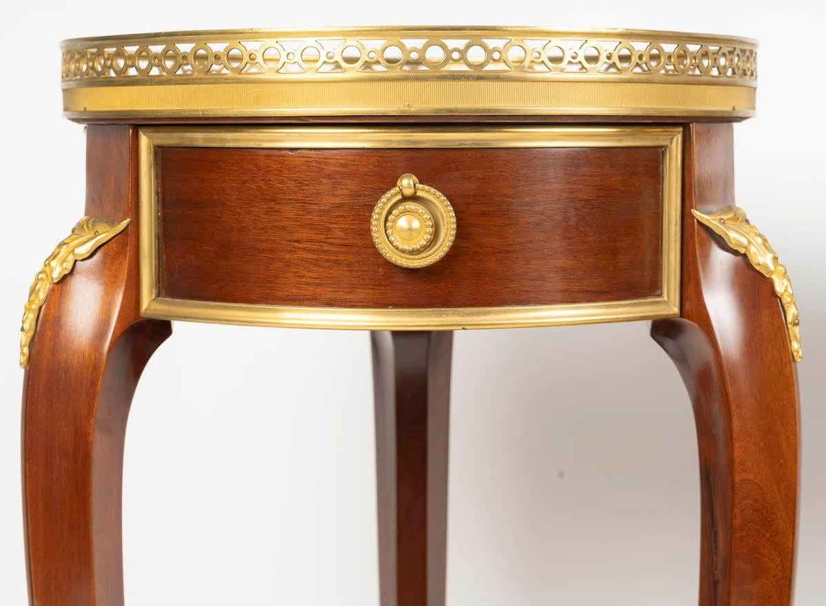 Coppia di tavoli con piedistallo in Wood e bronzo dorato in stile Luigi XV. In condizioni buone in vendita a Saint-Ouen, FR