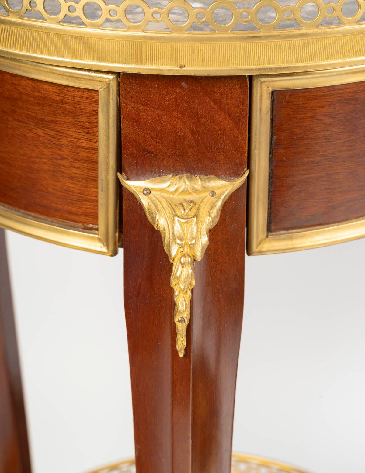 XIX secolo Coppia di tavoli con piedistallo in Wood e bronzo dorato in stile Luigi XV. in vendita