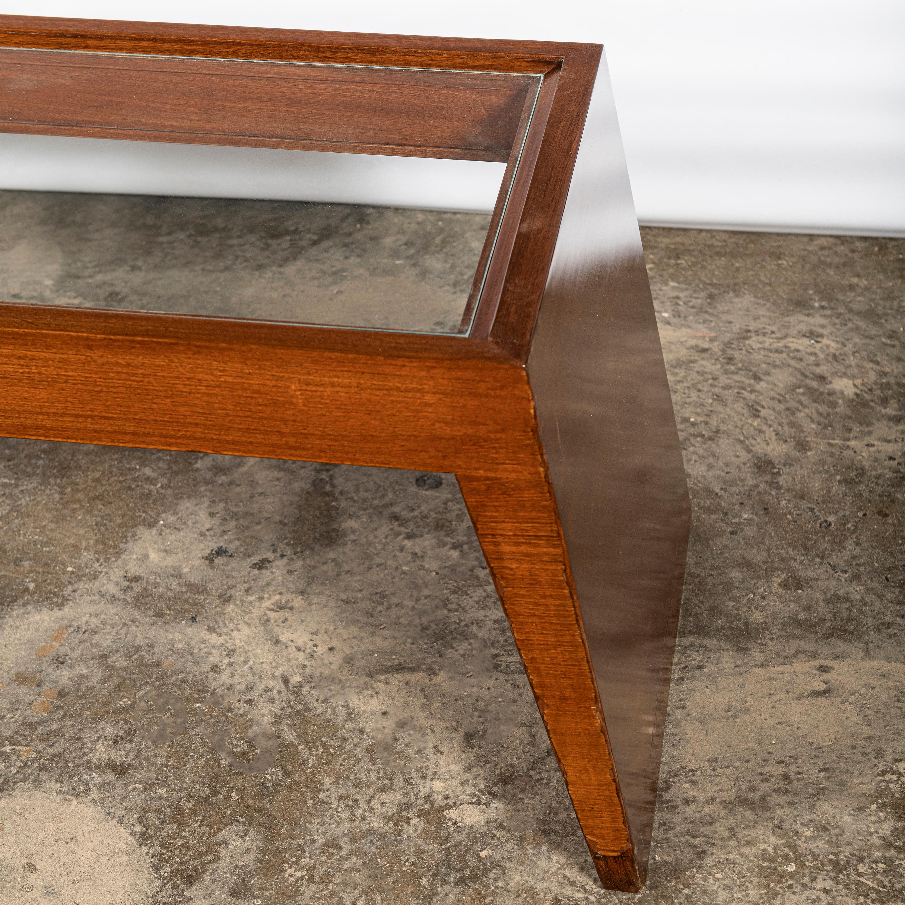 Milieu du XXe siècle Paire de tables basses en bois et verre par Nordiska, Argentine, Buenos Aires, vers 1950 en vente