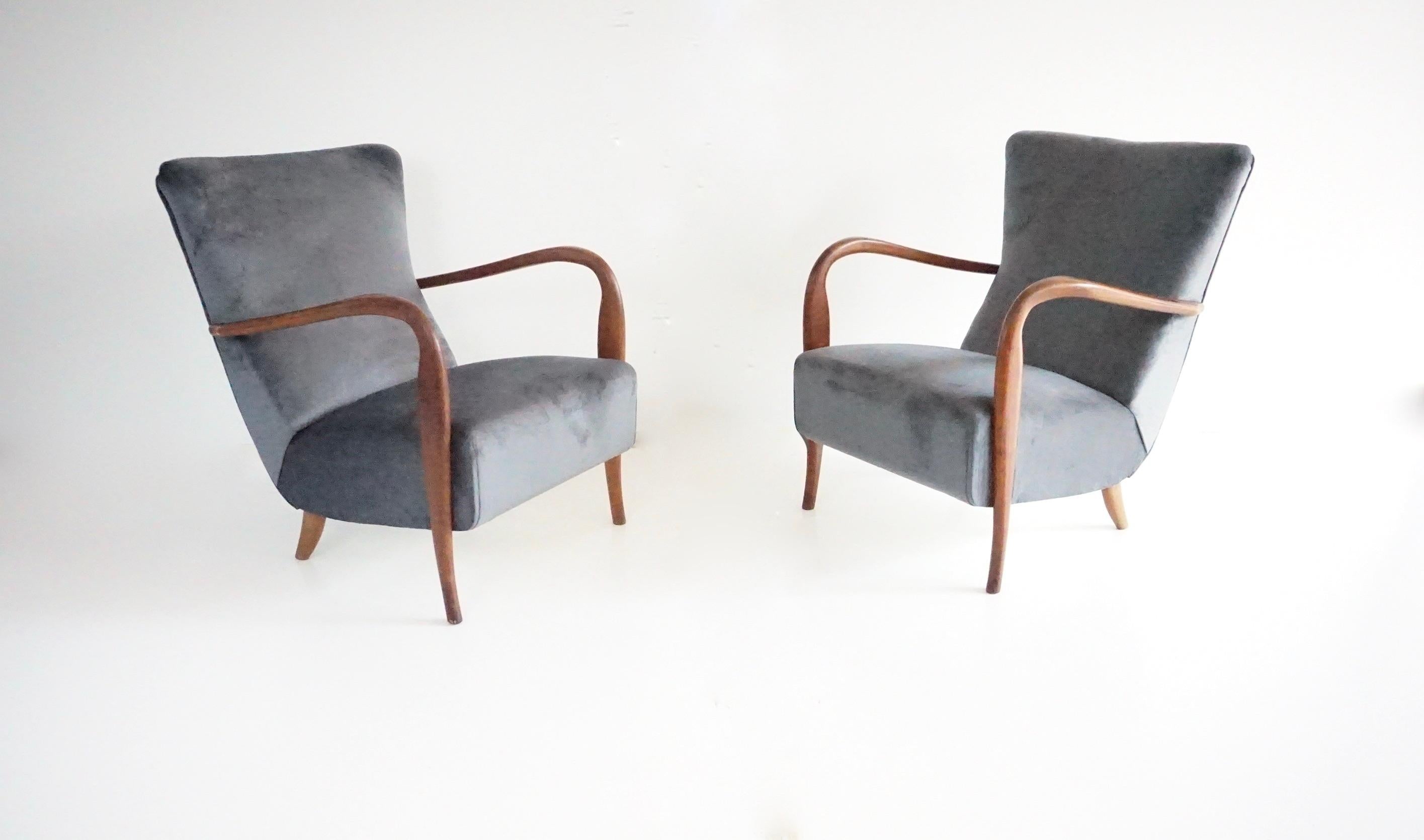 Pareja de sillones de madera y terciopelo, 1940
producido por Cassina Mesa y diseñado por Studio Tecnico Cassina 
Modelo No. 401,  producido a finales de 1940 
retapizado en terciopelo gris 
patas traseras en forma de sable y apoyabrazos