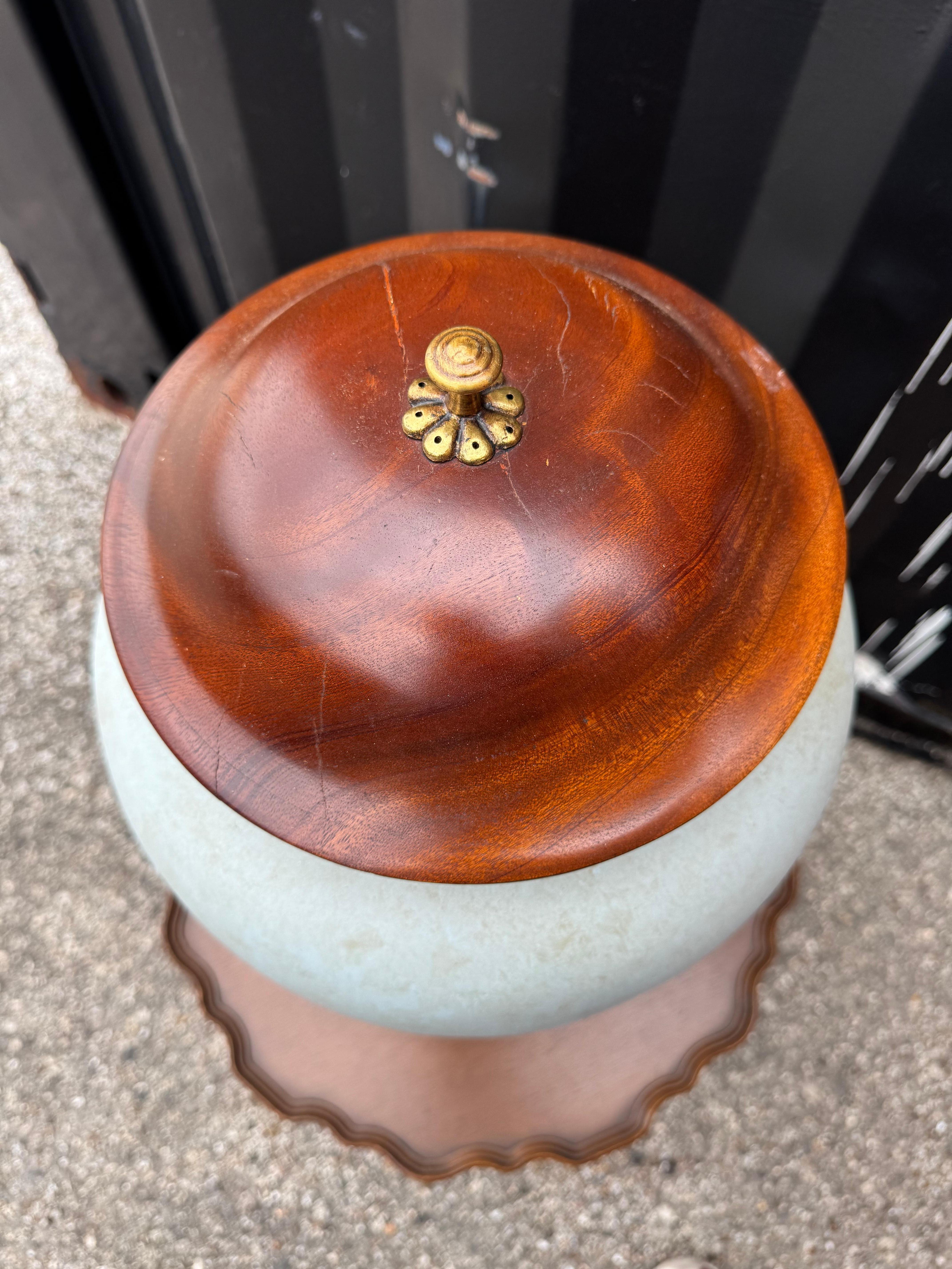 Pair of Wood and Heavy Plastic Urns In Good Condition For Sale In Pasadena, TX