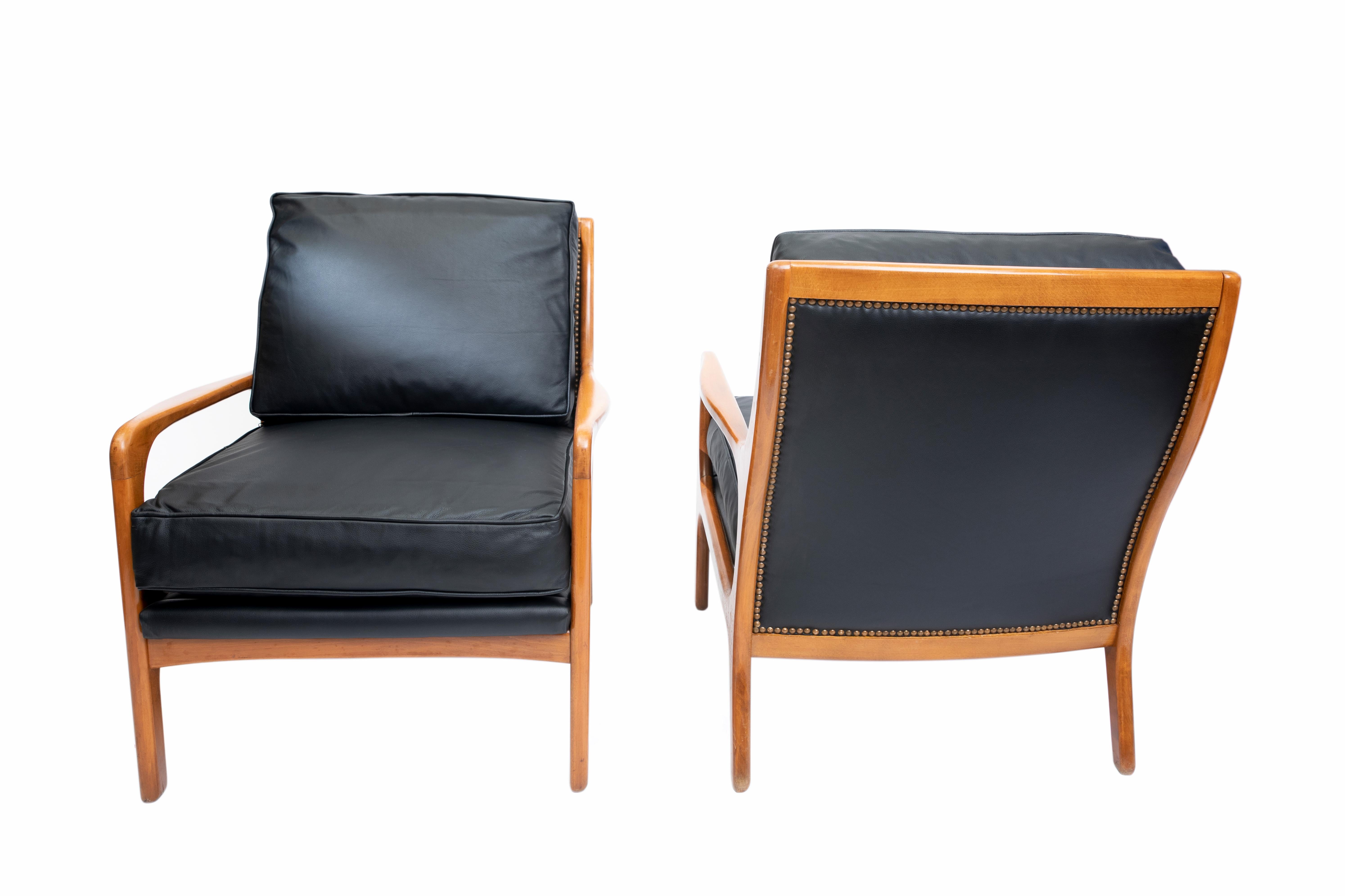 Pair of Wood and Leather Scandinavian Armchairs, circa 1960 In Good Condition For Sale In Buenos Aires, Buenos Aires