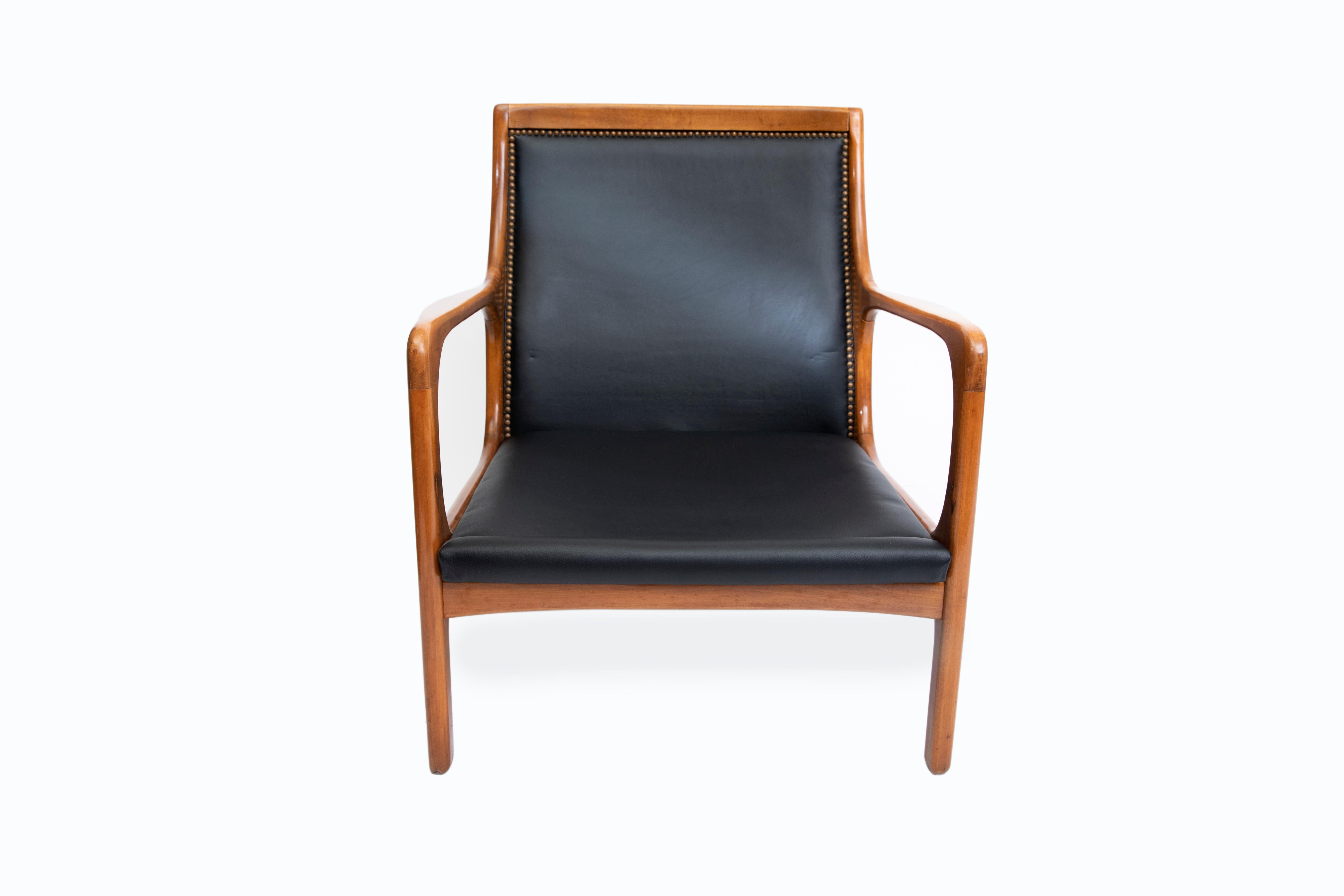 Milieu du XXe siècle Paire de fauteuils scandinaves en bois et cuir, vers 1960 en vente