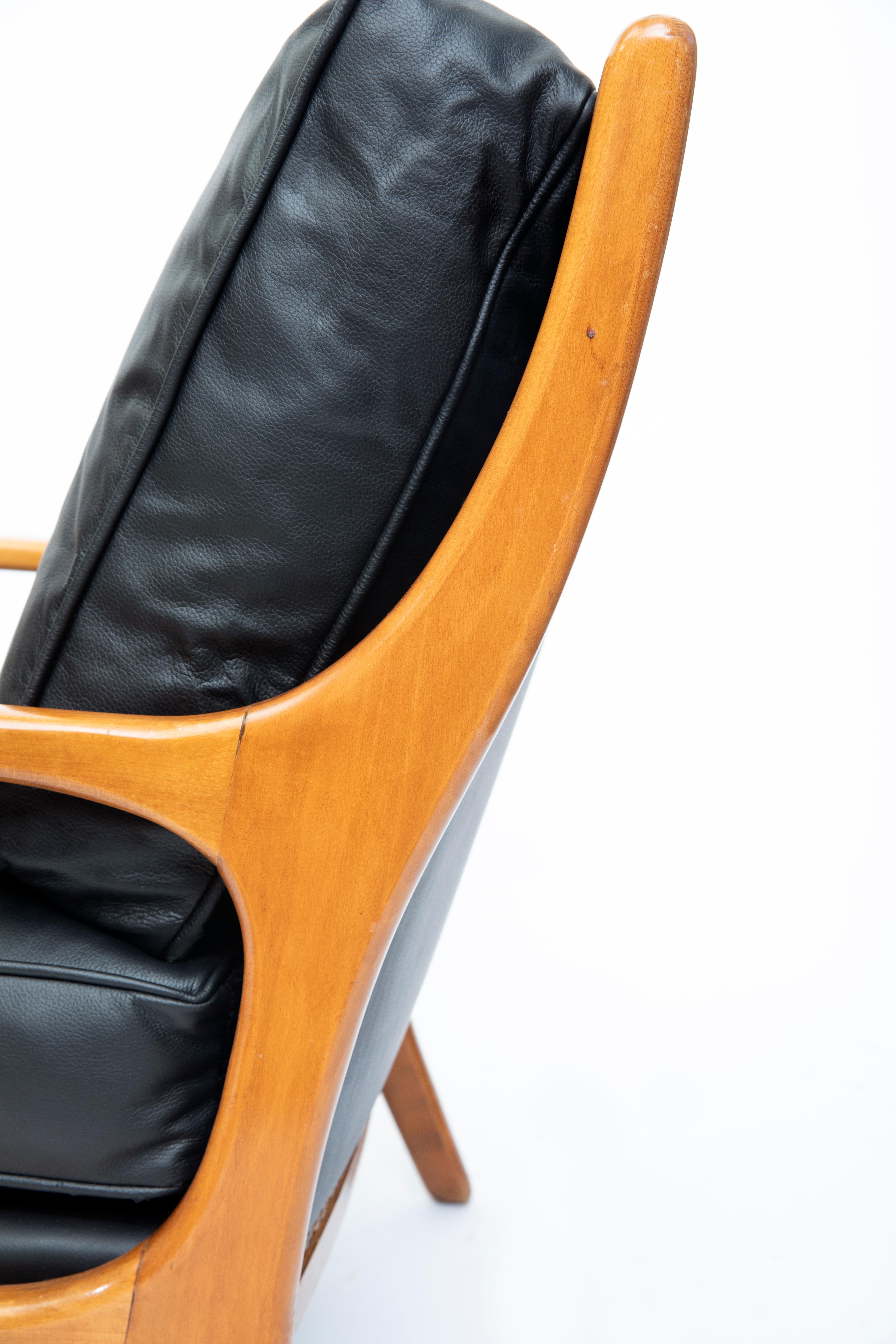 Metà XX secolo Coppia di poltrone scandinave in legno e pelle, circa 1960 in vendita