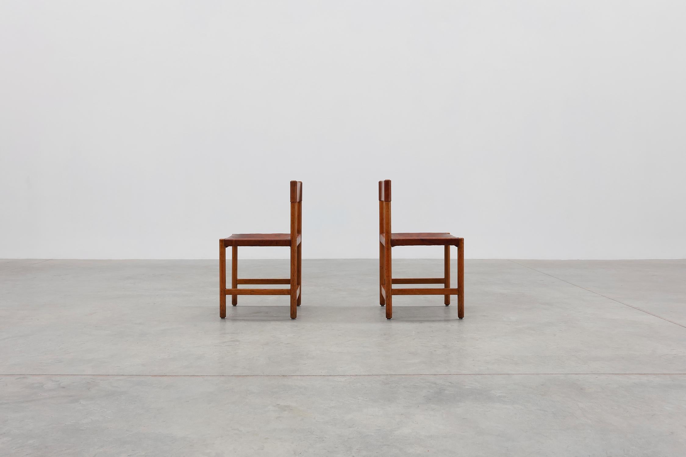 Paire de chaises espagnoles en bois et cuir de Jordi Vilanova, vers 1960 en vente 4