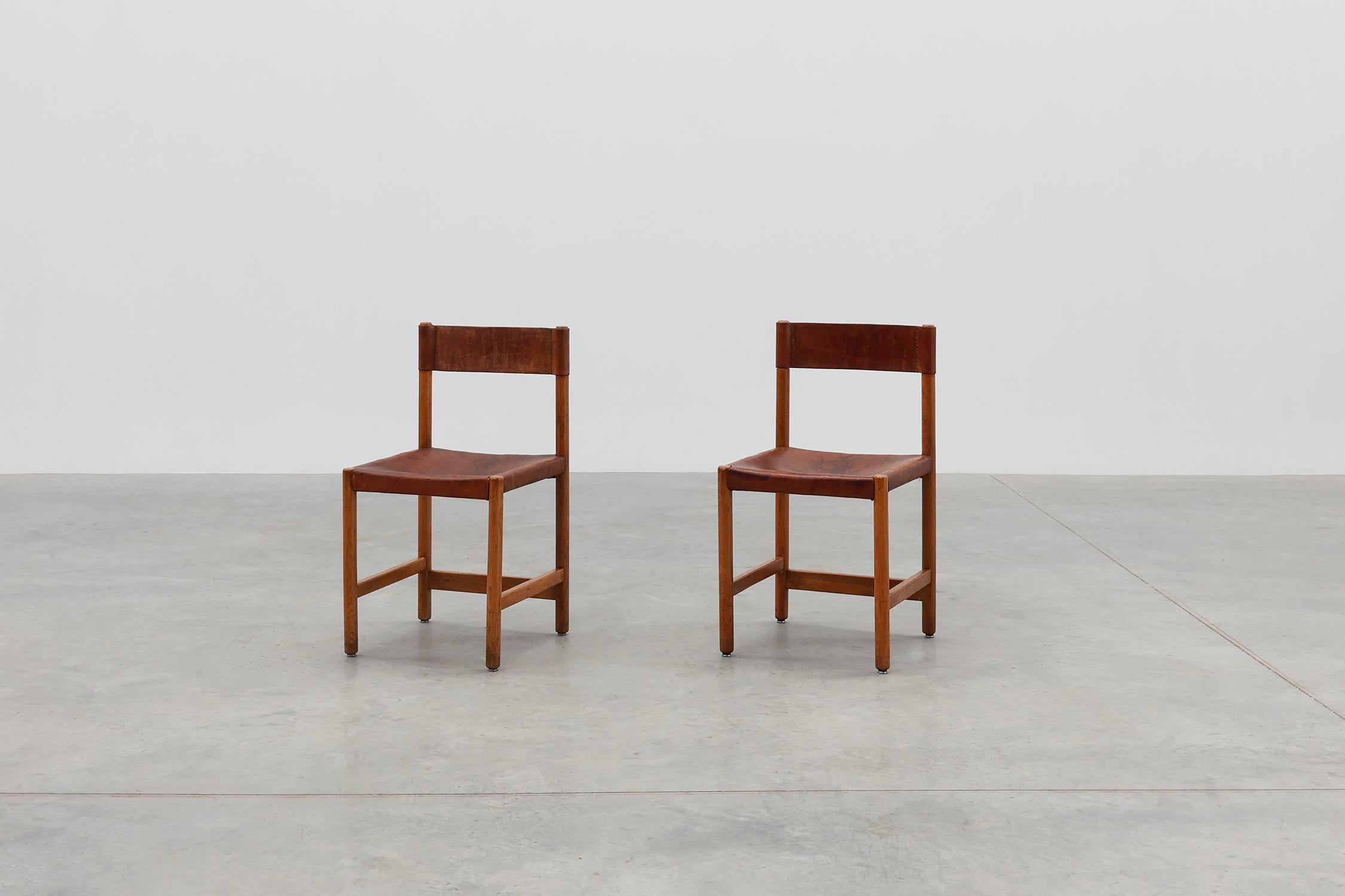 Espagne / 1960 / 2 chaises / Jordi Villanova / bois, cuir / Mid-century / Vintage

Paire de deux chaises d'appoint géométriques du designer espagnol du milieu du siècle dernier Jordi Vilanova. Conçues et fabriquées dans les années soixante en bois