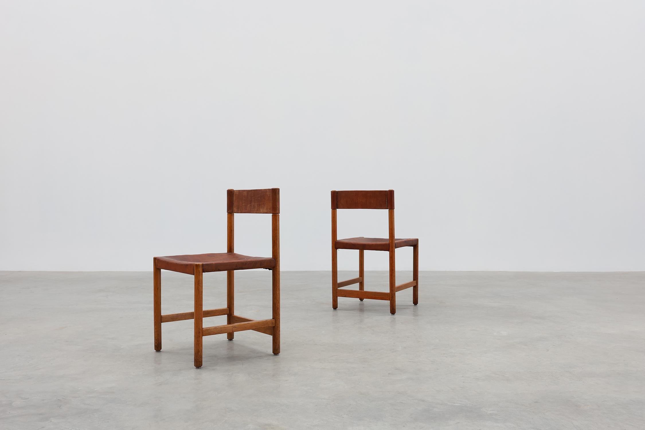 Paire de chaises espagnoles en bois et cuir de Jordi Vilanova, vers 1960 Bon état - En vente à Meulebeke, BE