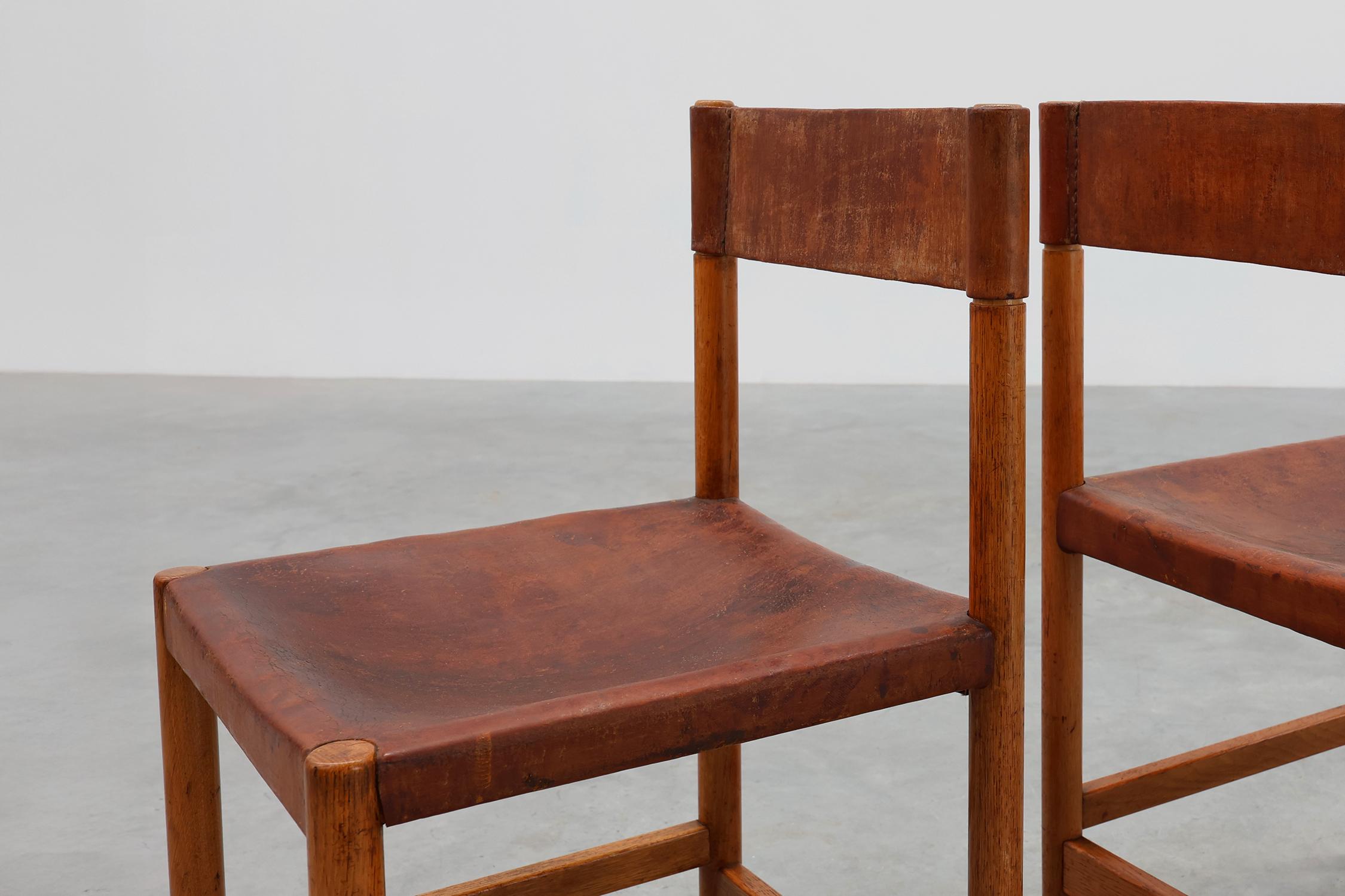 Milieu du XXe siècle Paire de chaises espagnoles en bois et cuir de Jordi Vilanova, vers 1960 en vente