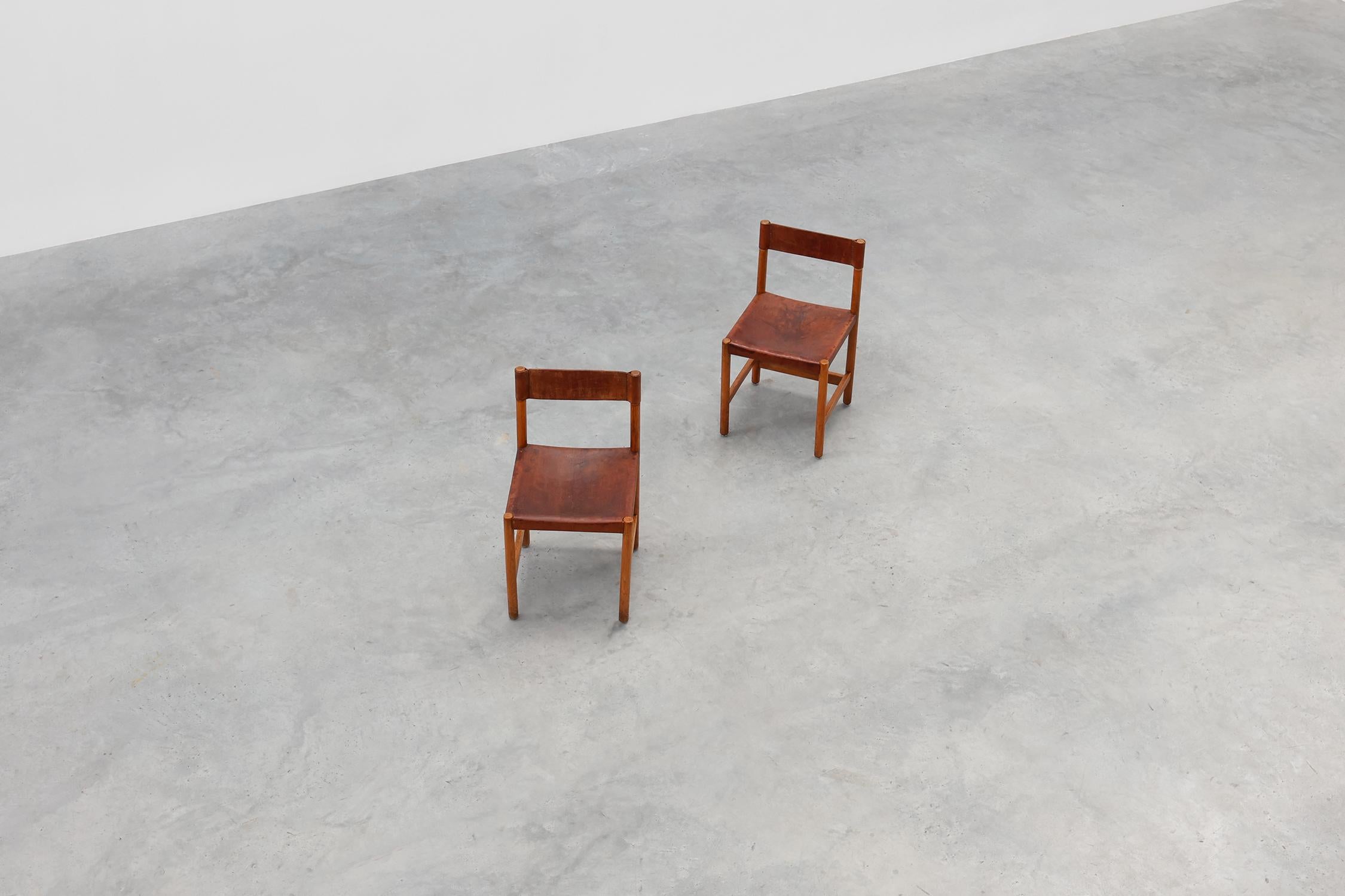 Cuir Paire de chaises espagnoles en bois et cuir de Jordi Vilanova, vers 1960 en vente