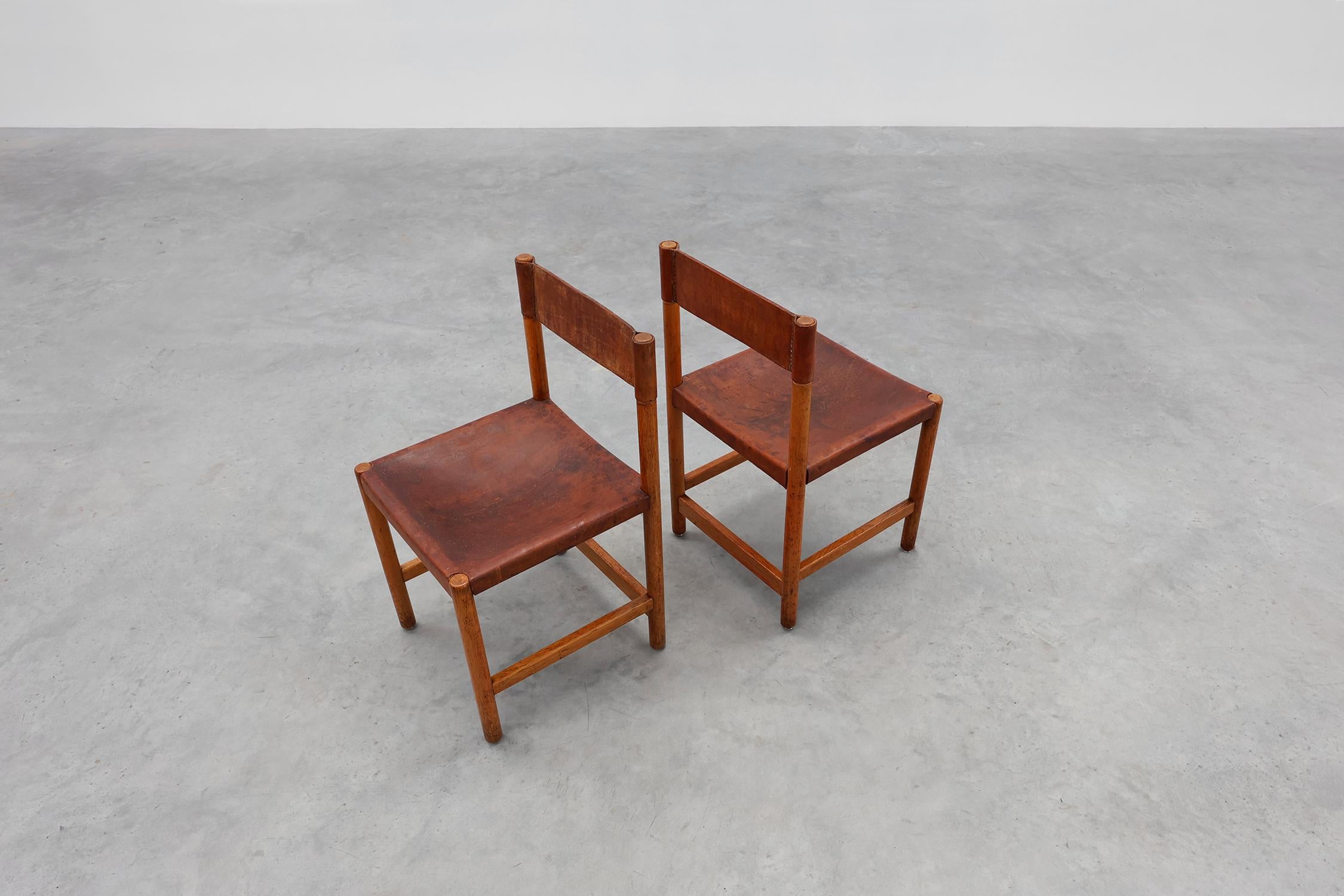 Paire de chaises espagnoles en bois et cuir de Jordi Vilanova, vers 1960 en vente 1
