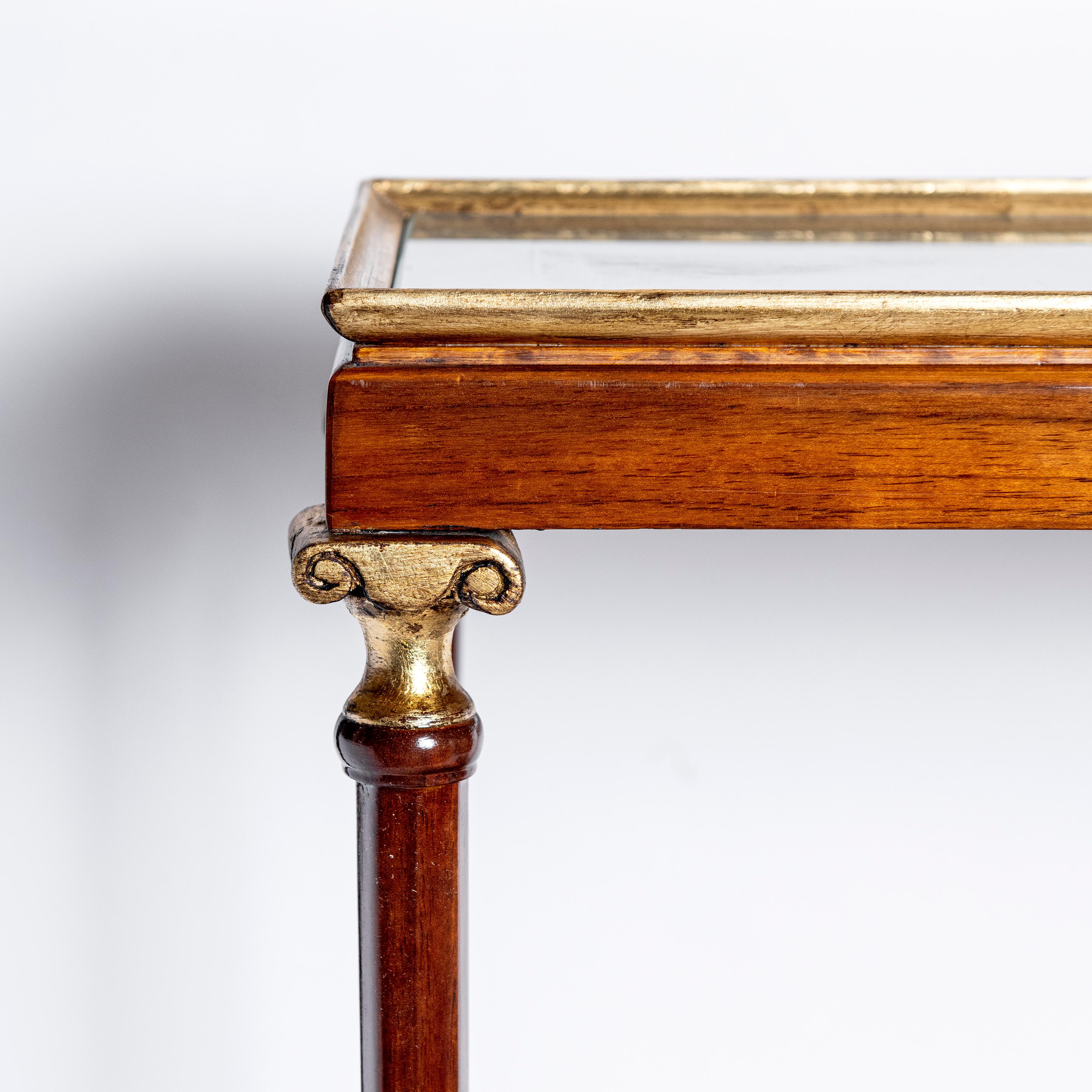Pareja de mesas auxiliares de madera y ratán, Francia, hacia 1950 en Bueno estado para la venta en Buenos Aires, Buenos Aires