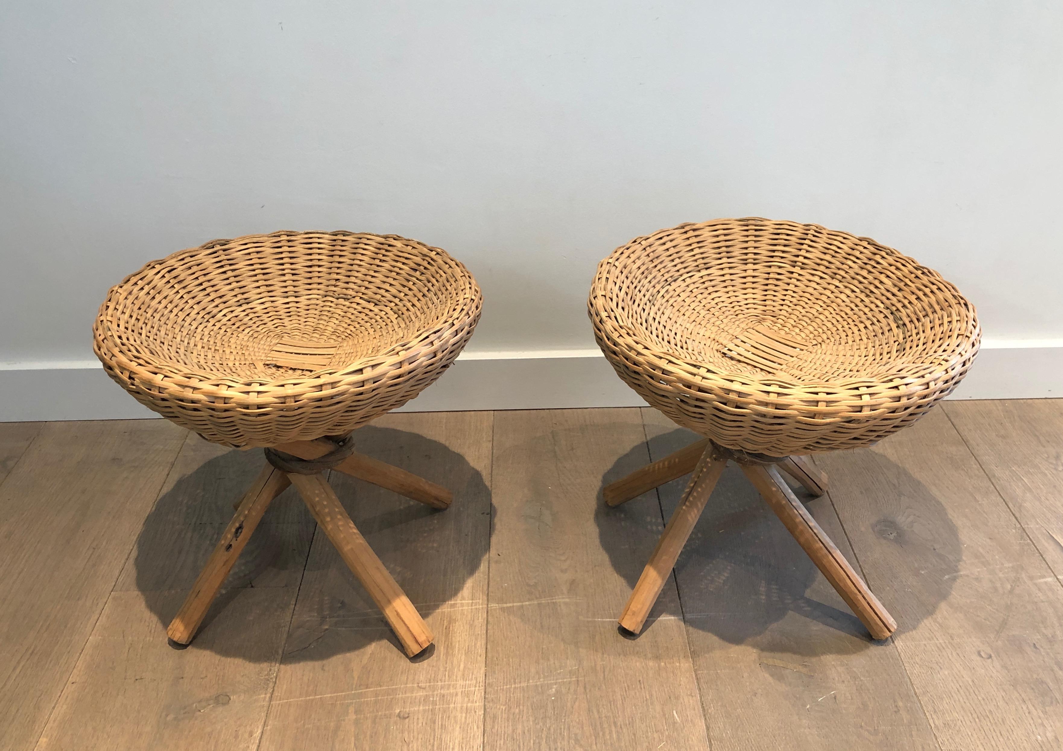 Dieses Paar ungewöhnlicher Hocker ist aus Holz und Rattan gefertigt. Dies ist ein französisches Werk. Circa 1970.