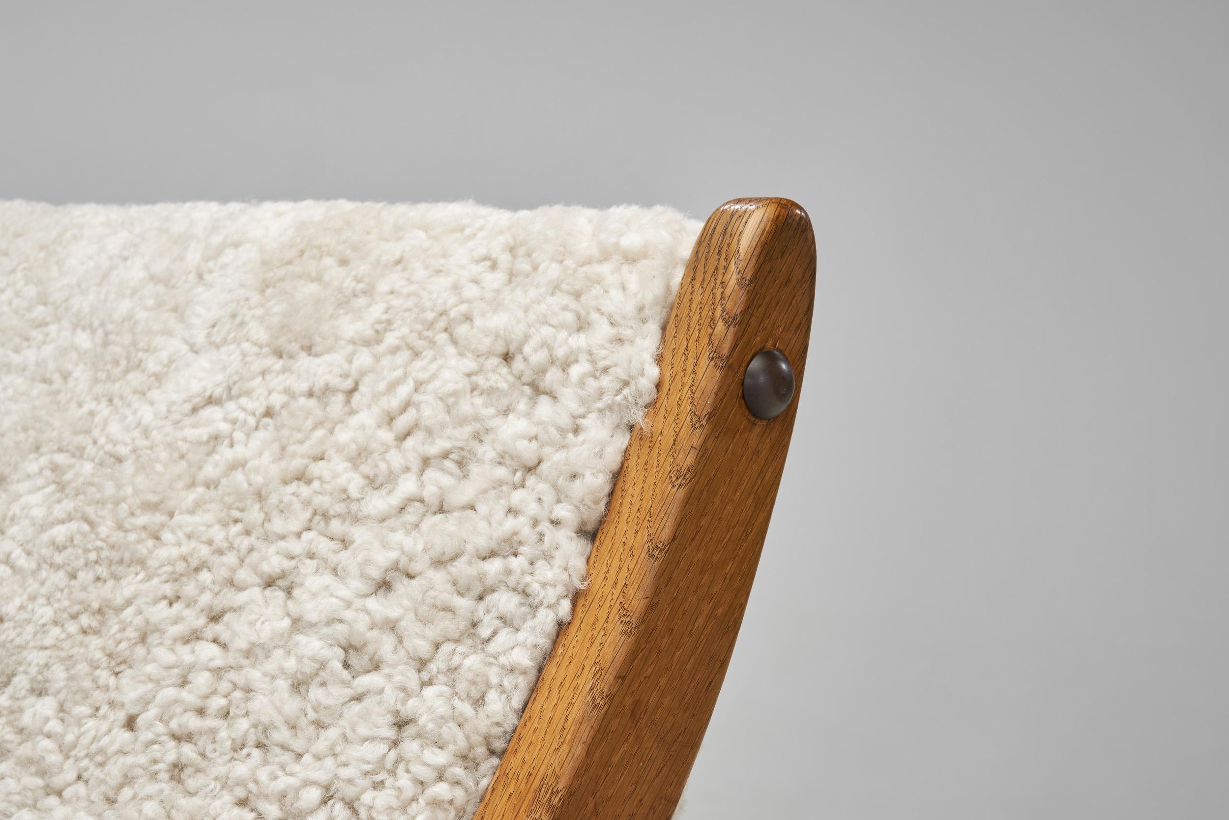 Paire de chaises longues en bois et peau de mouton, Europe Milieu du XXe siècle en vente 3