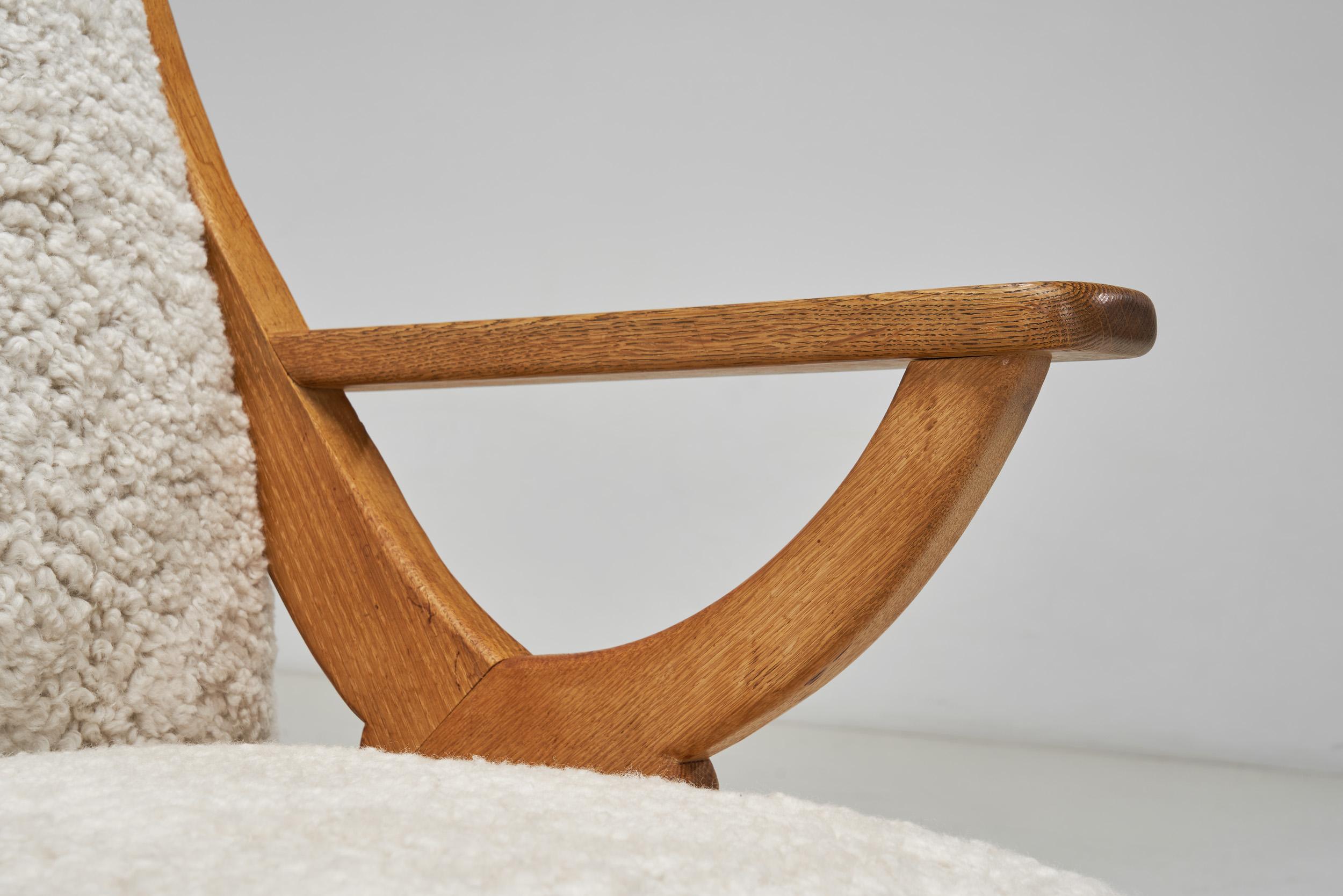 Paire de chaises longues en bois et peau de mouton, Europe Milieu du XXe siècle en vente 4