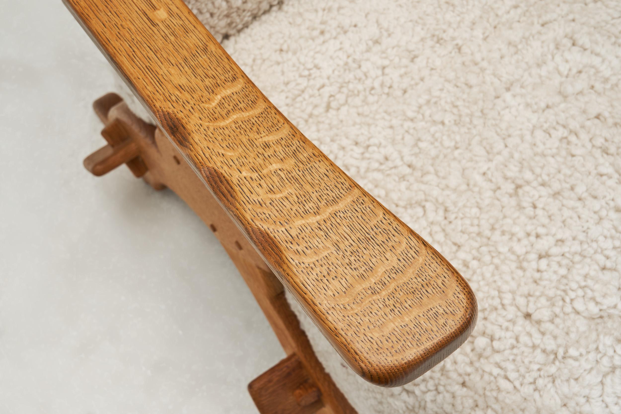 Paire de chaises longues en bois et peau de mouton, Europe Milieu du XXe siècle en vente 5
