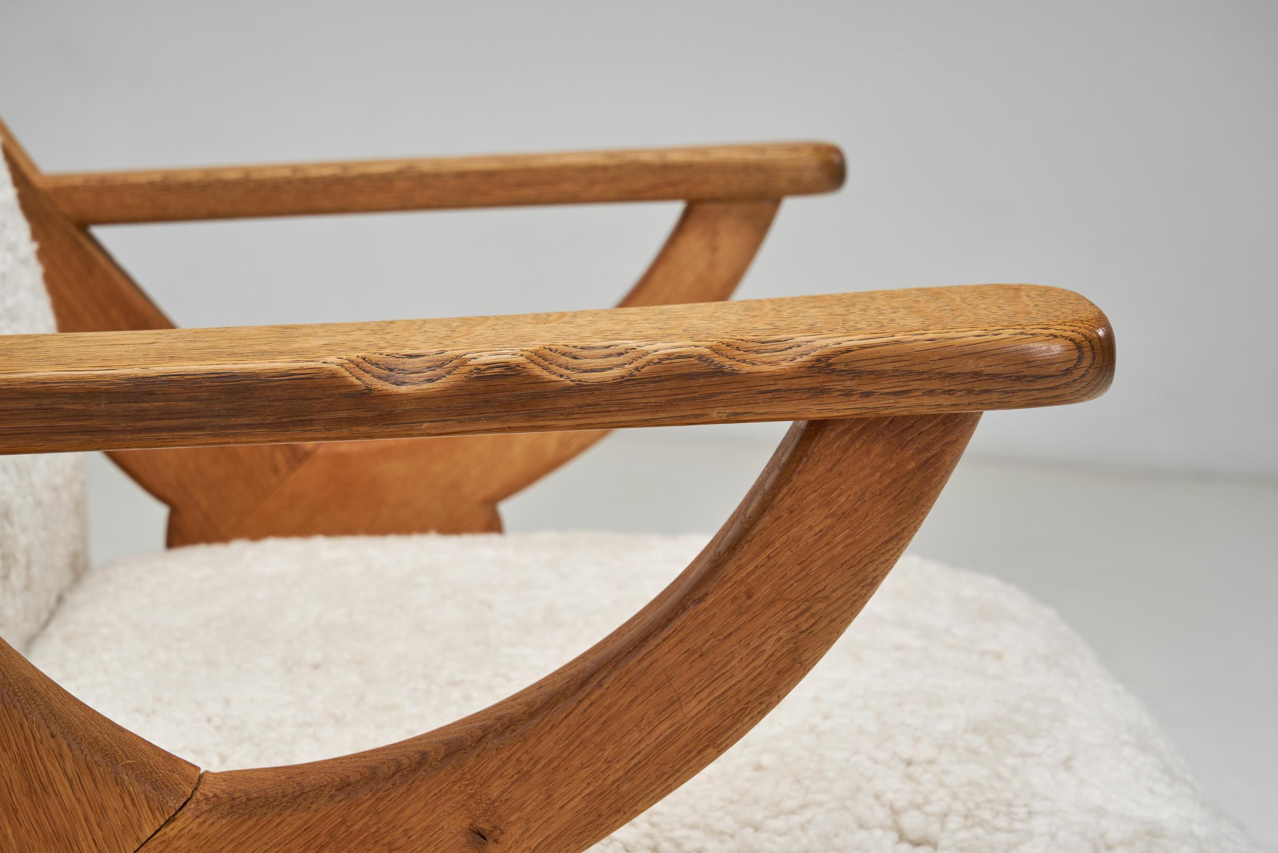 Paire de chaises longues en bois et peau de mouton, Europe Milieu du XXe siècle en vente 6