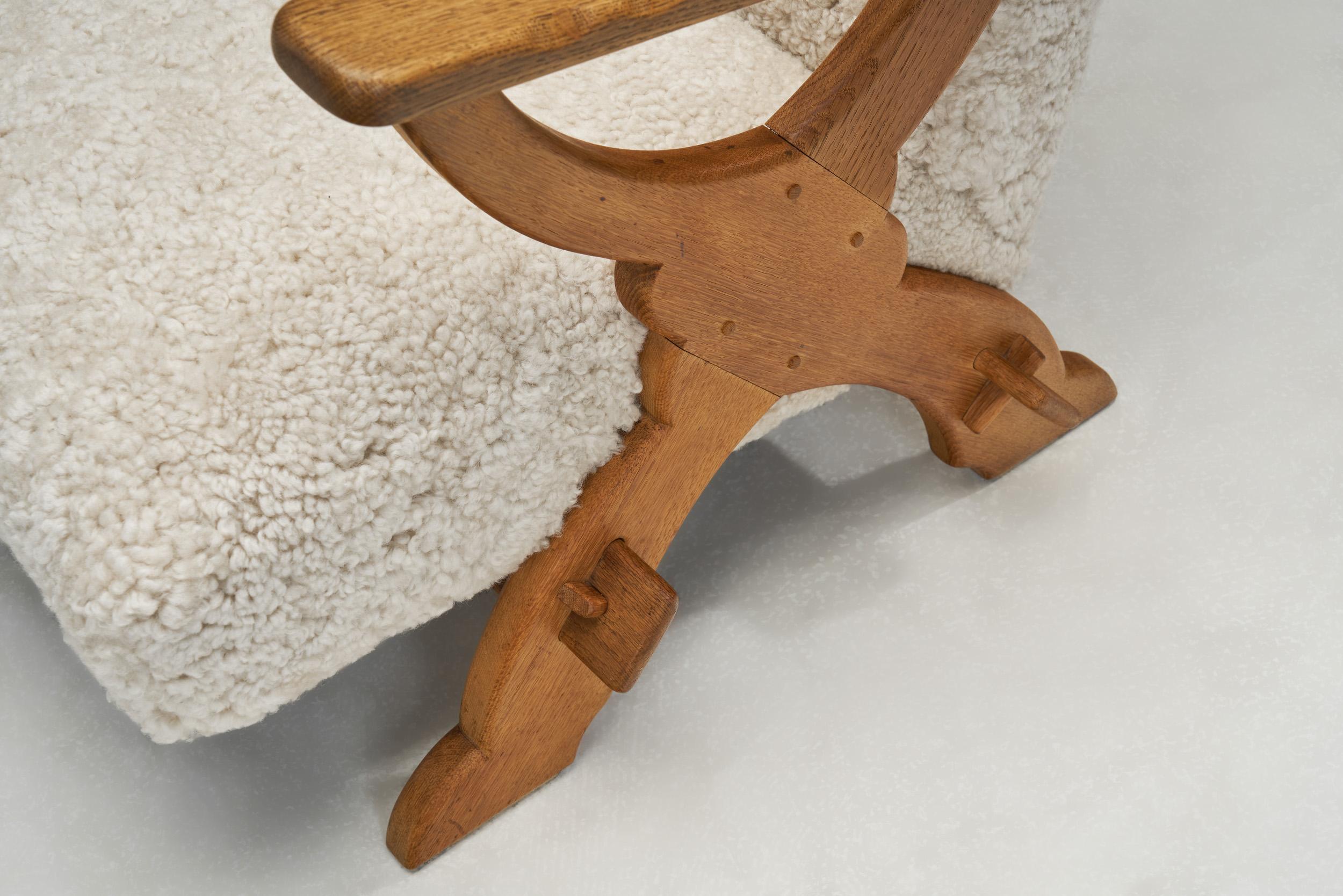 Paire de chaises longues en bois et peau de mouton, Europe Milieu du XXe siècle en vente 7