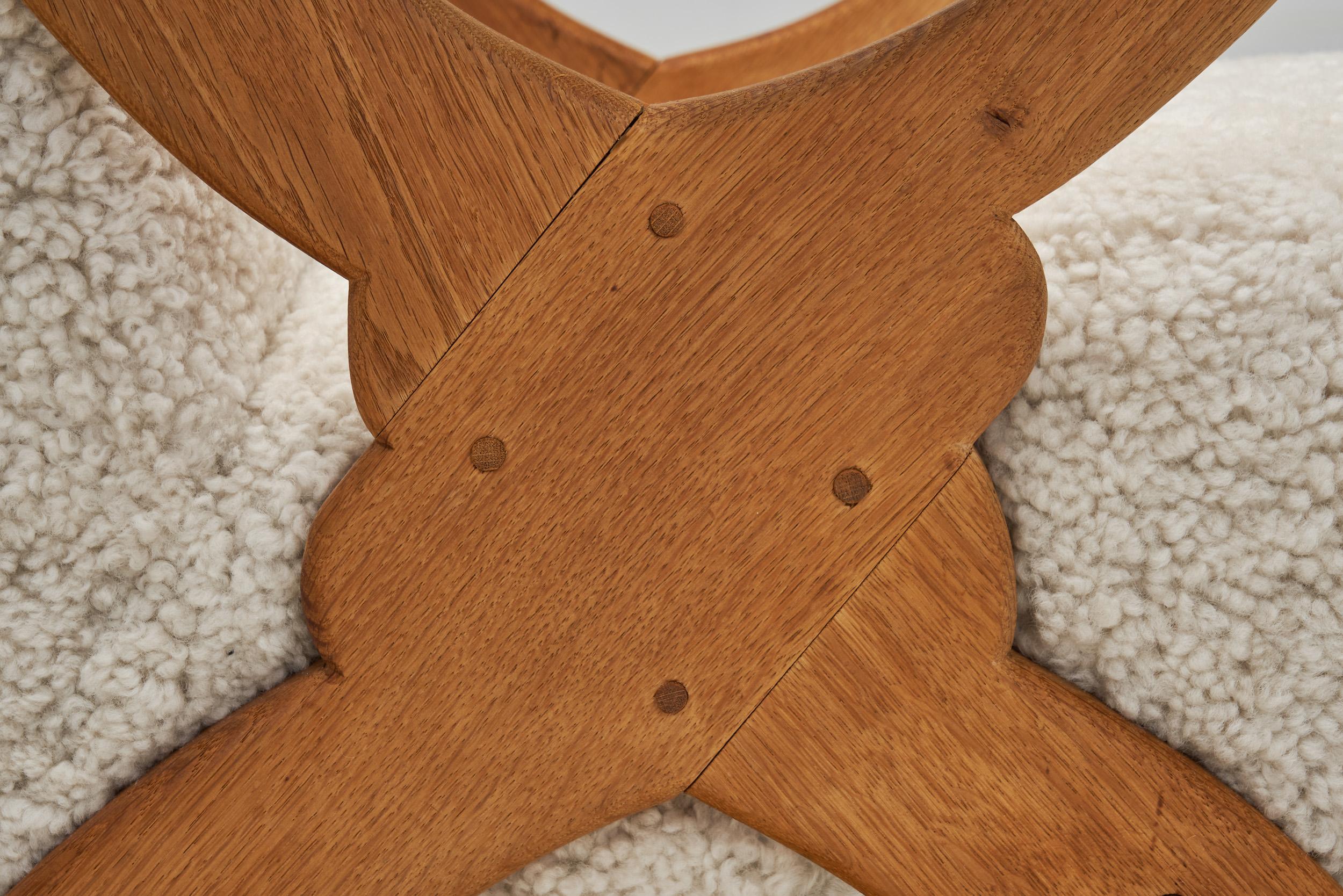 Paire de chaises longues en bois et peau de mouton, Europe Milieu du XXe siècle en vente 8
