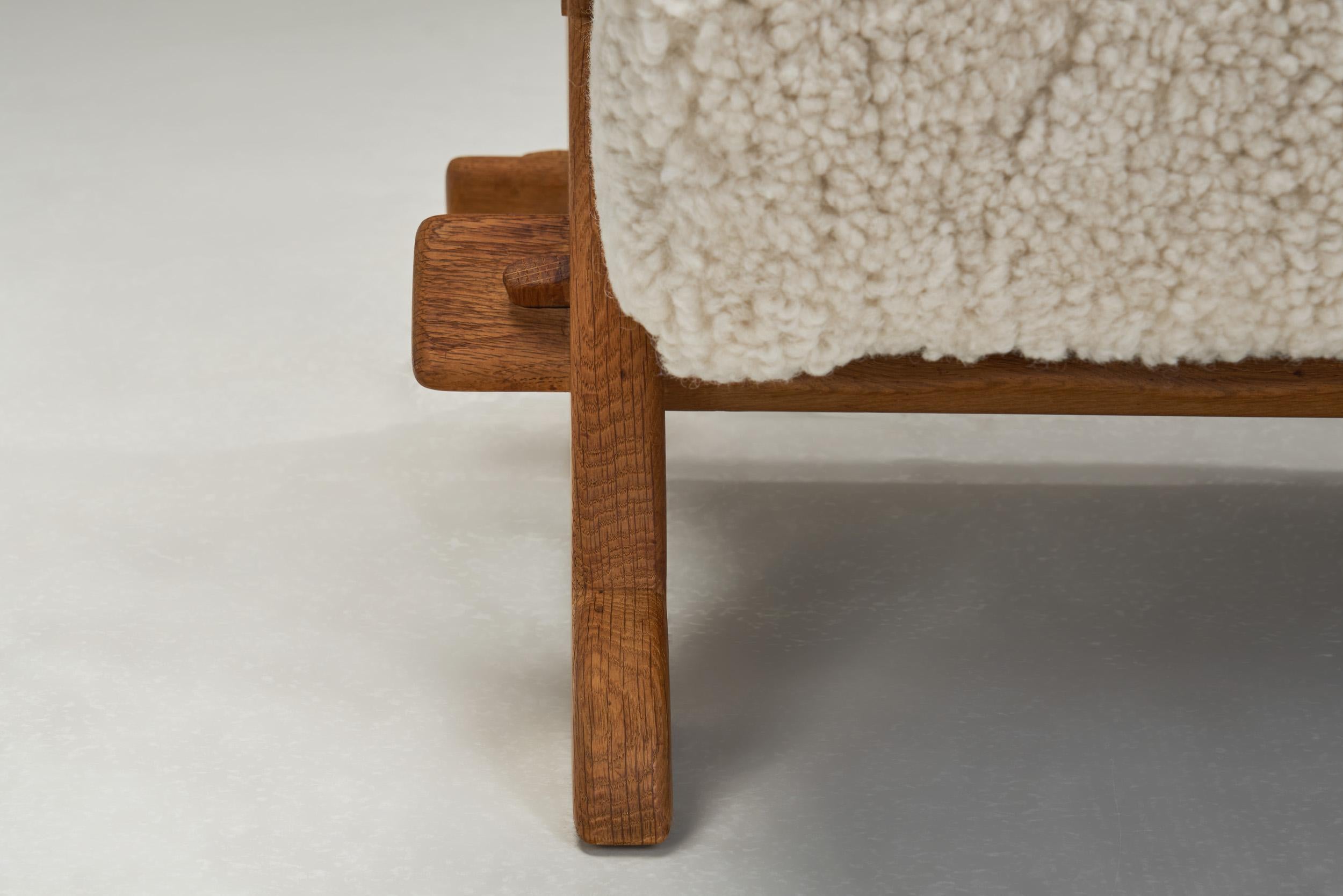 Paire de chaises longues en bois et peau de mouton, Europe Milieu du XXe siècle en vente 10
