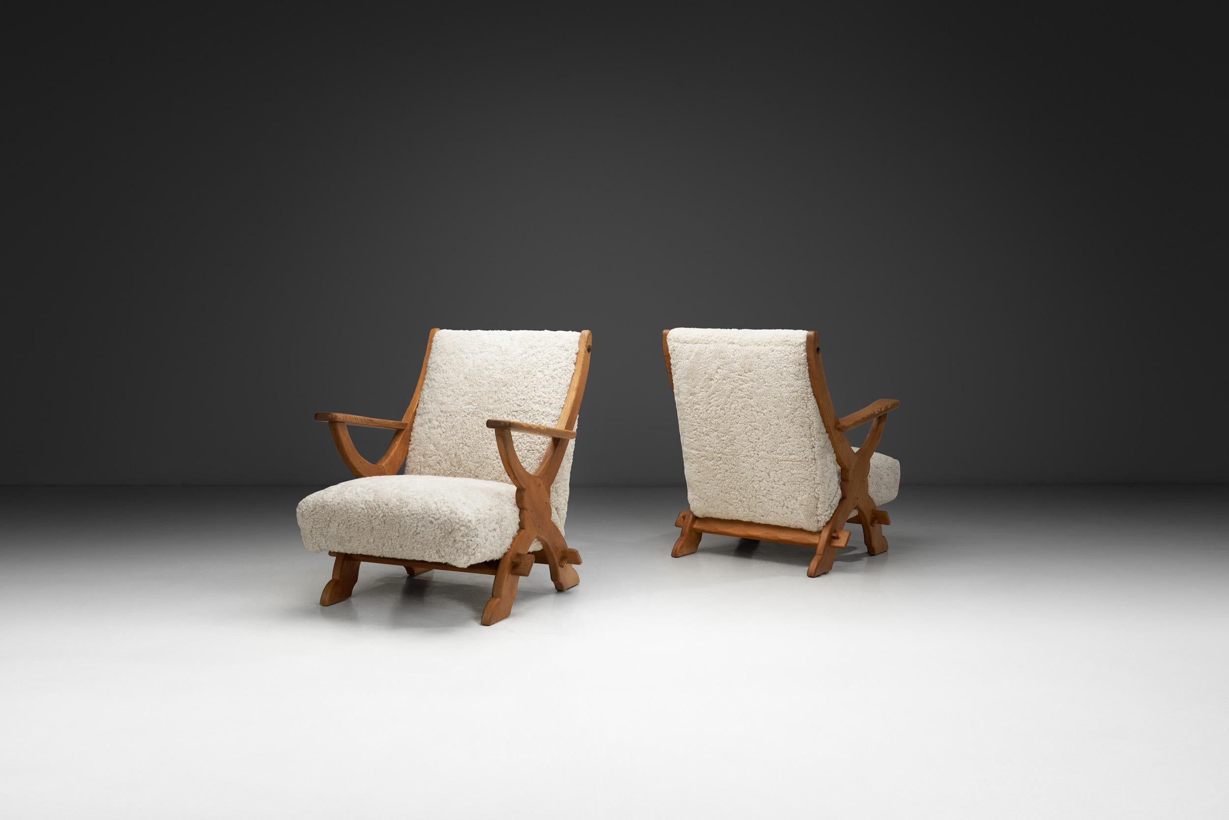 Le milieu du XXe siècle a marqué un âge d'or pour la décoration d'intérieur, dans un contexte d'économie florissante et d'optimisme retrouvé. Les designers ont cherché à créer des meubles à la fois modernes et humains, s'éloignant du métal et du