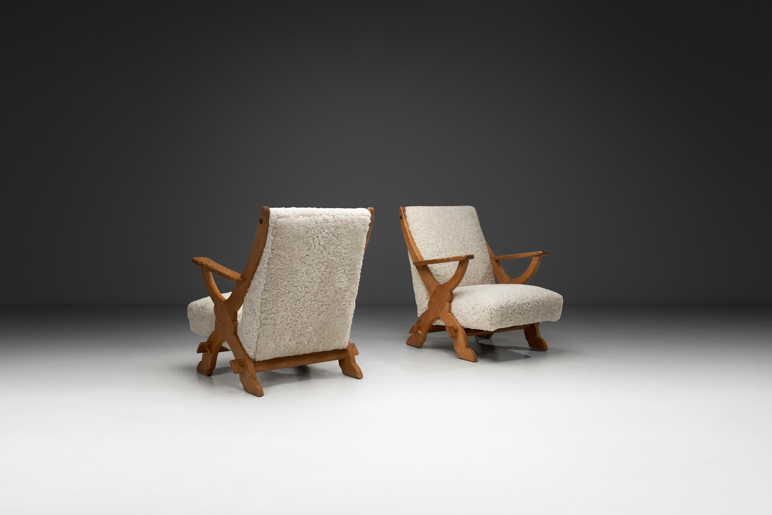 Mid-Century Modern Paire de chaises longues en bois et peau de mouton, Europe Milieu du XXe siècle en vente