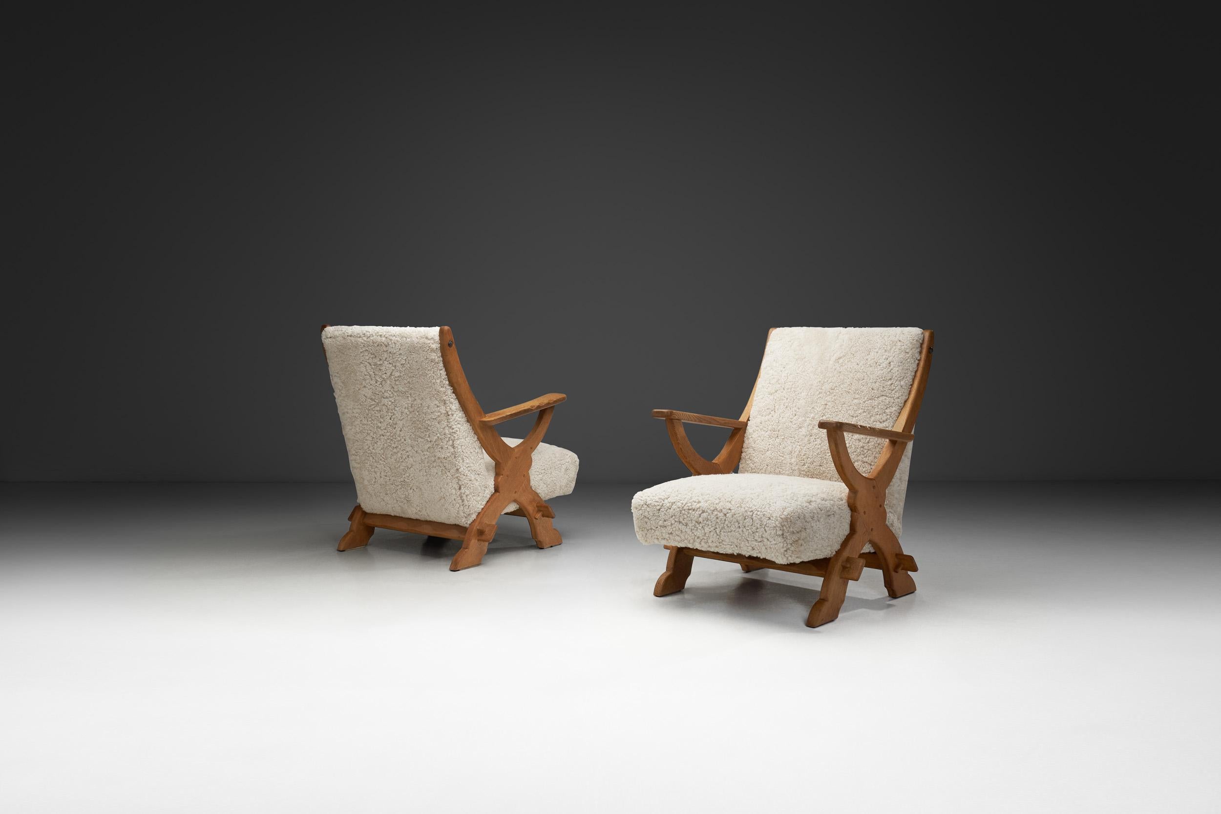 Européen Paire de chaises longues en bois et peau de mouton, Europe Milieu du XXe siècle en vente