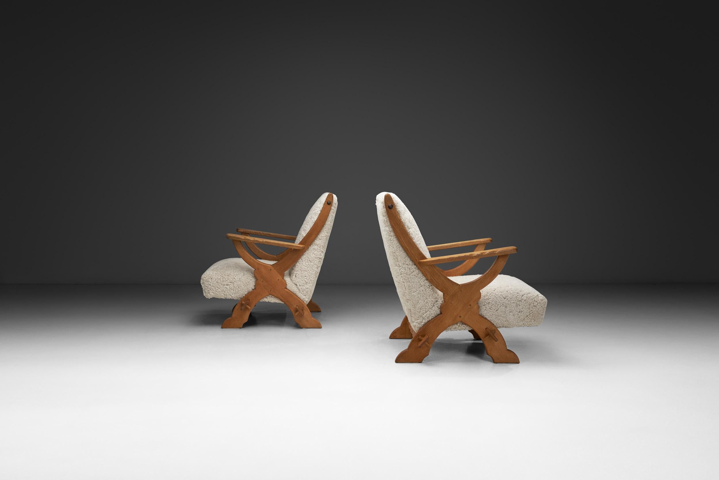 Paire de chaises longues en bois et peau de mouton, Europe Milieu du XXe siècle Bon état - En vente à Utrecht, NL