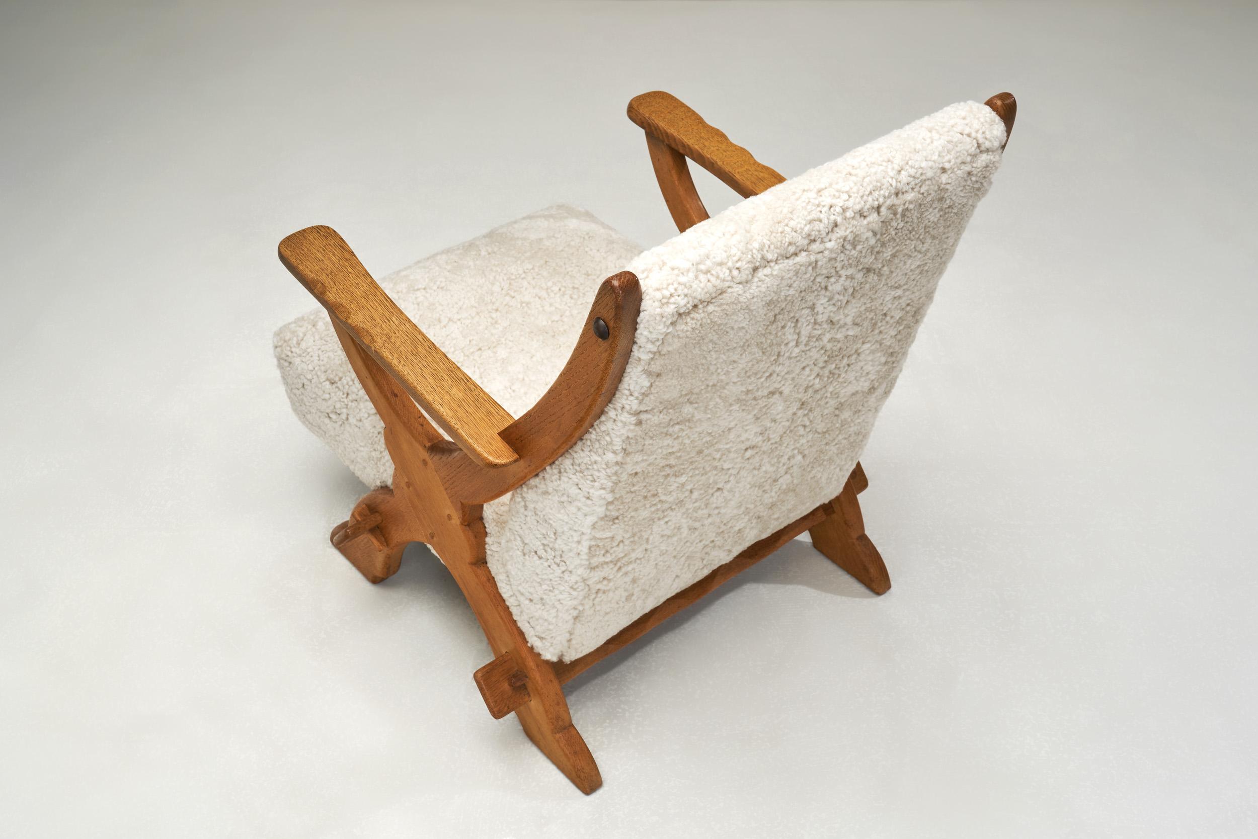 20ième siècle Paire de chaises longues en bois et peau de mouton, Europe Milieu du XXe siècle en vente