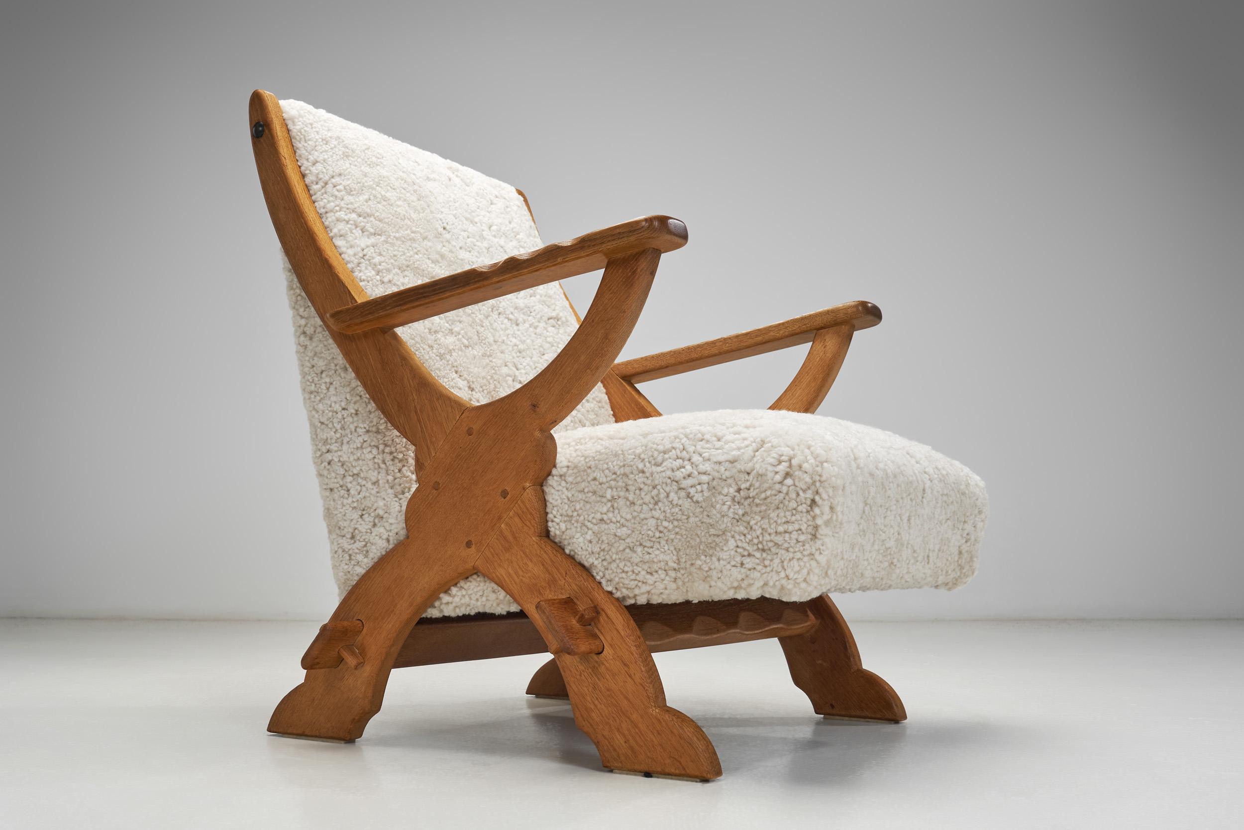 Tissu d'ameublement Paire de chaises longues en bois et peau de mouton, Europe Milieu du XXe siècle en vente
