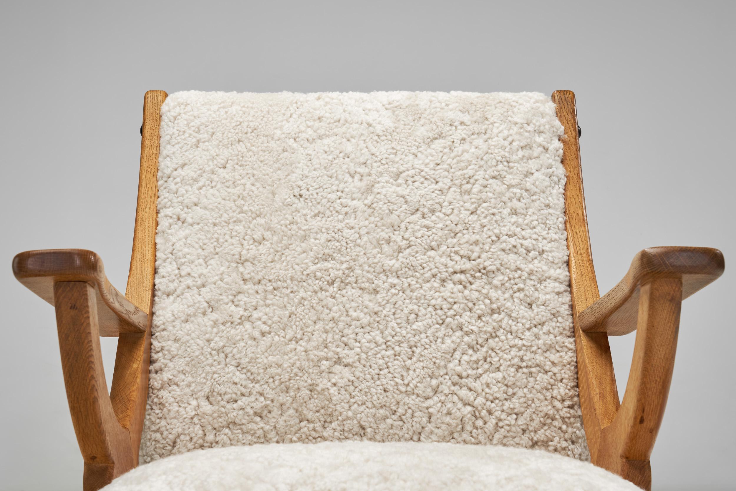 Paire de chaises longues en bois et peau de mouton, Europe Milieu du XXe siècle en vente 1